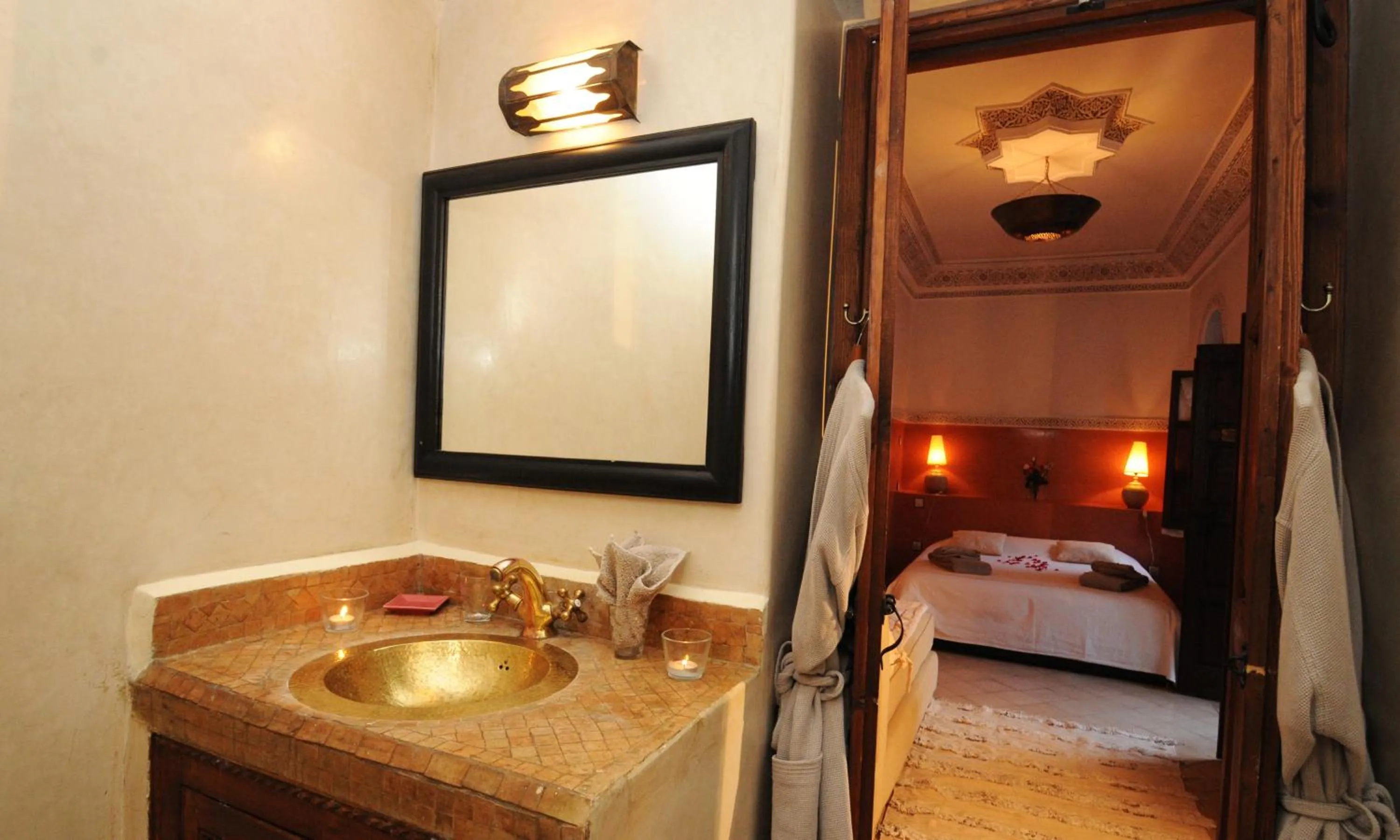 Bathroom, Bed in Riad Elias & Spa