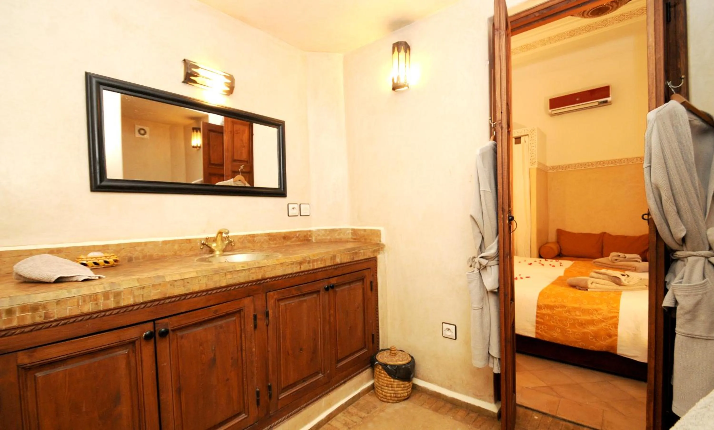 Bathroom, Bed in Riad Elias & Spa