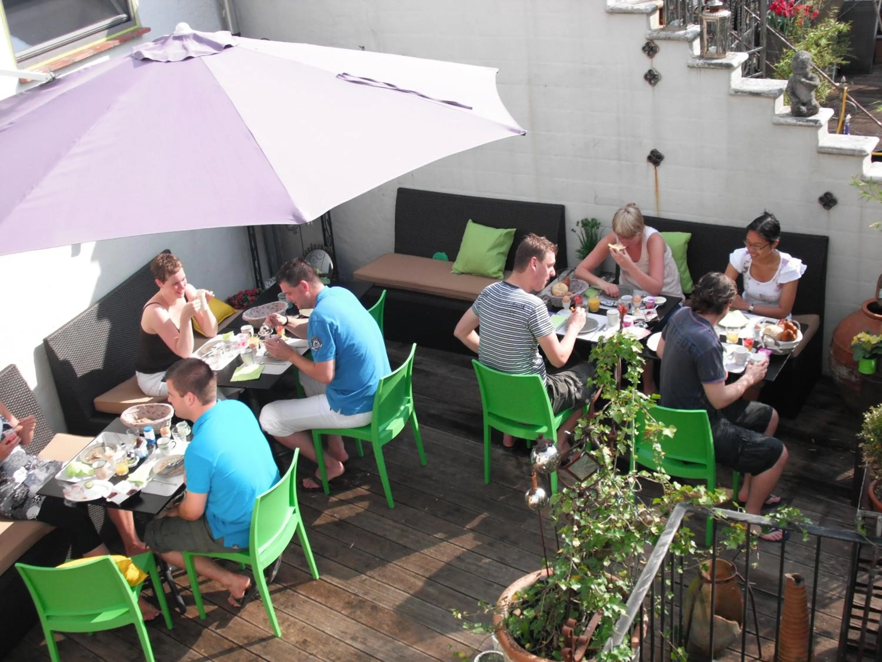 People in B&B Con Ampère