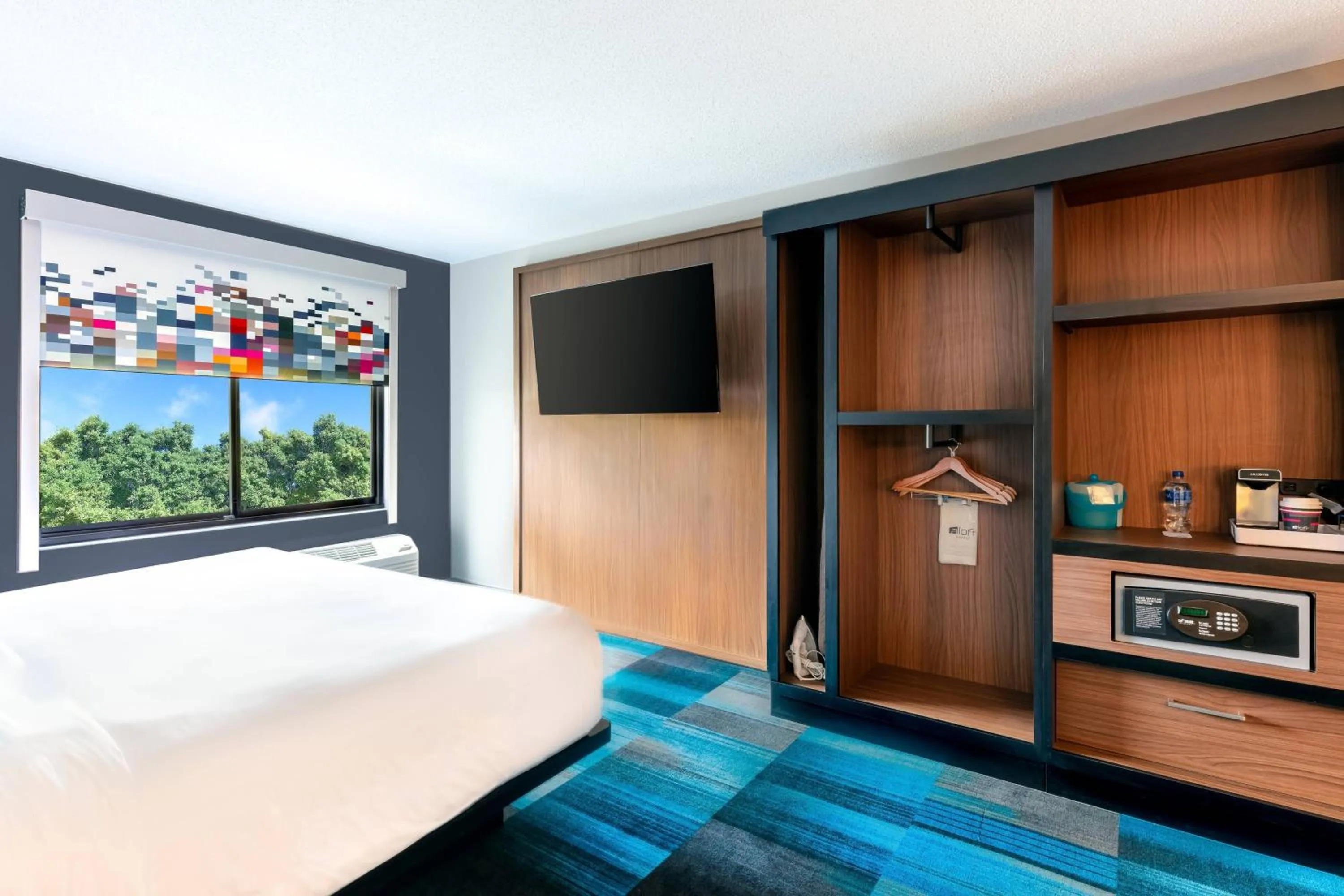Photo of the whole room, Bed in Aloft Columbia Harbison