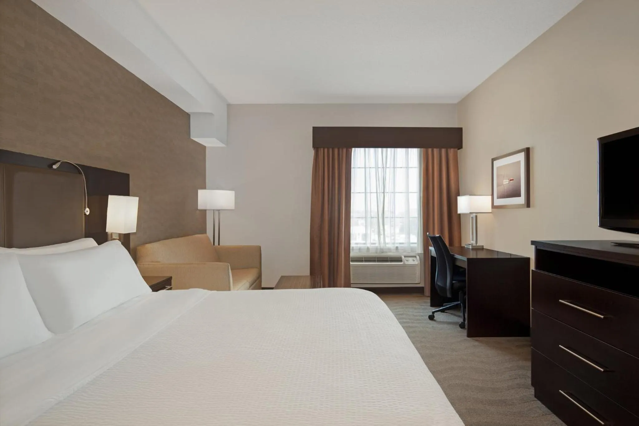 Photo of the whole room, Bed in Holiday Inn Express Hotel & Suites Barrie by IHG