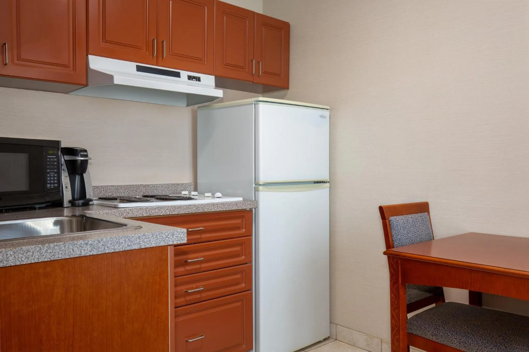 Kitchen or kitchenette in Holiday Inn Express Hotel & Suites Barrie by IHG