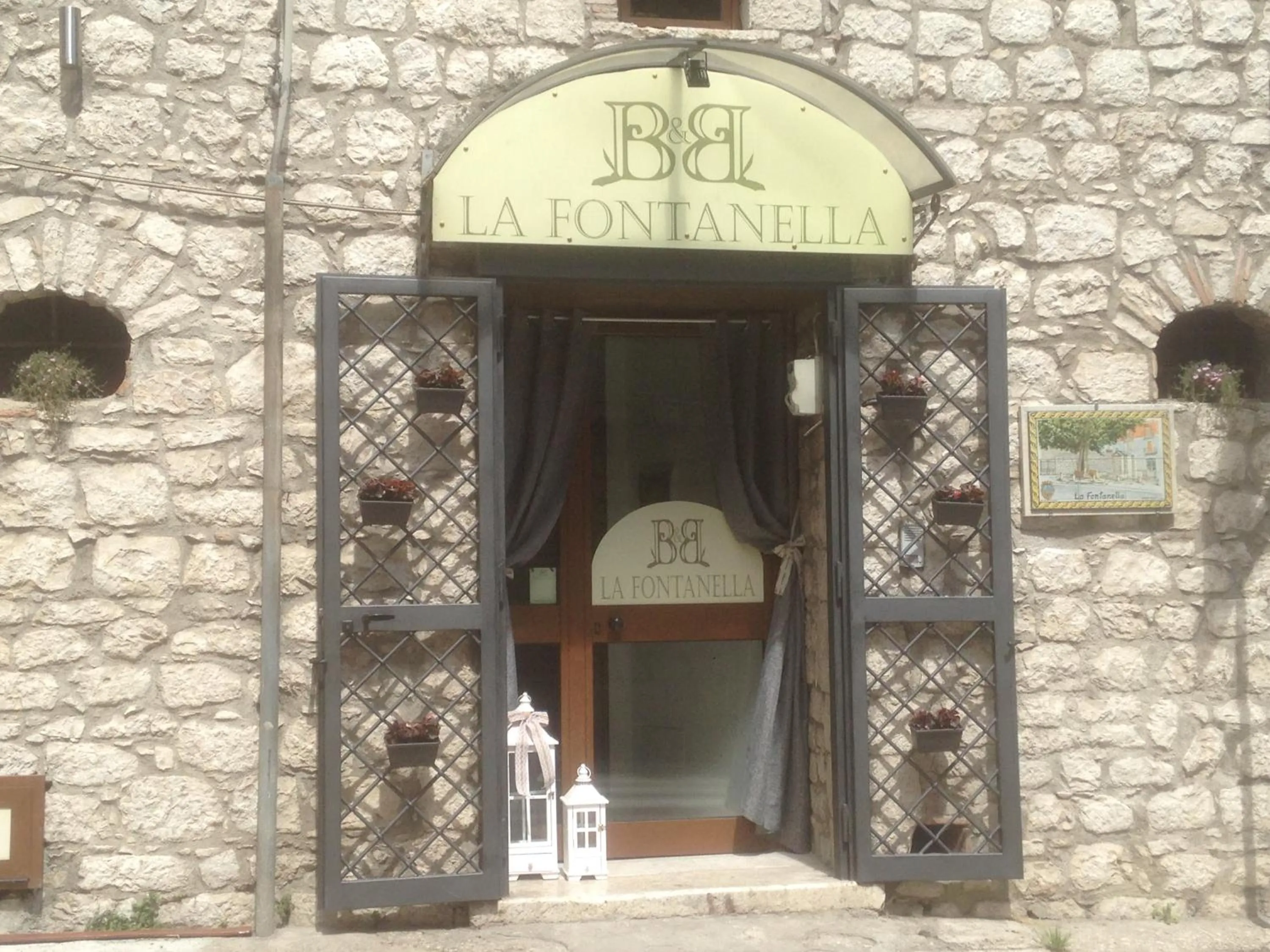 Facade/entrance in La Fontanella b&b