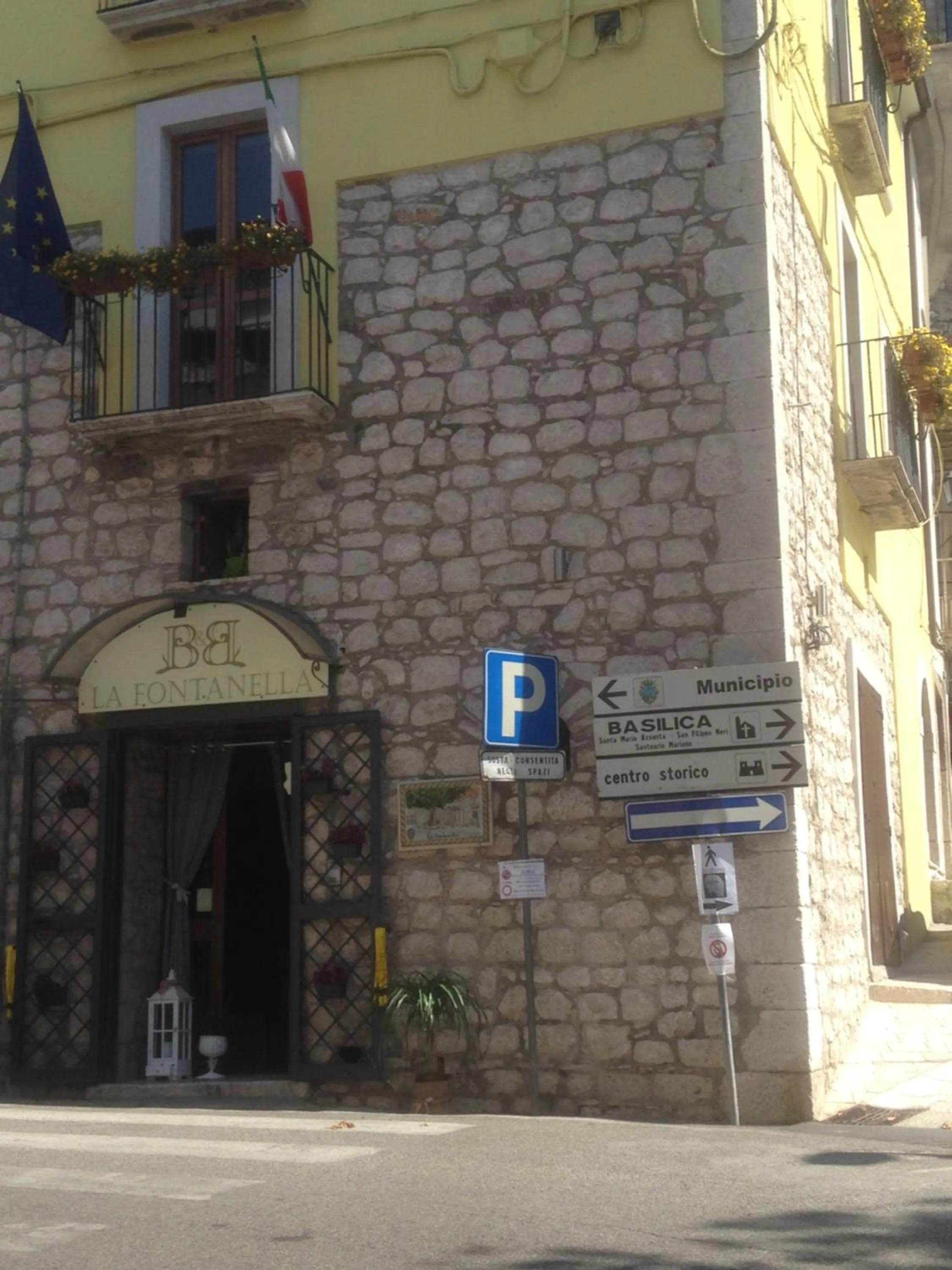 Facade/entrance in La Fontanella b&b