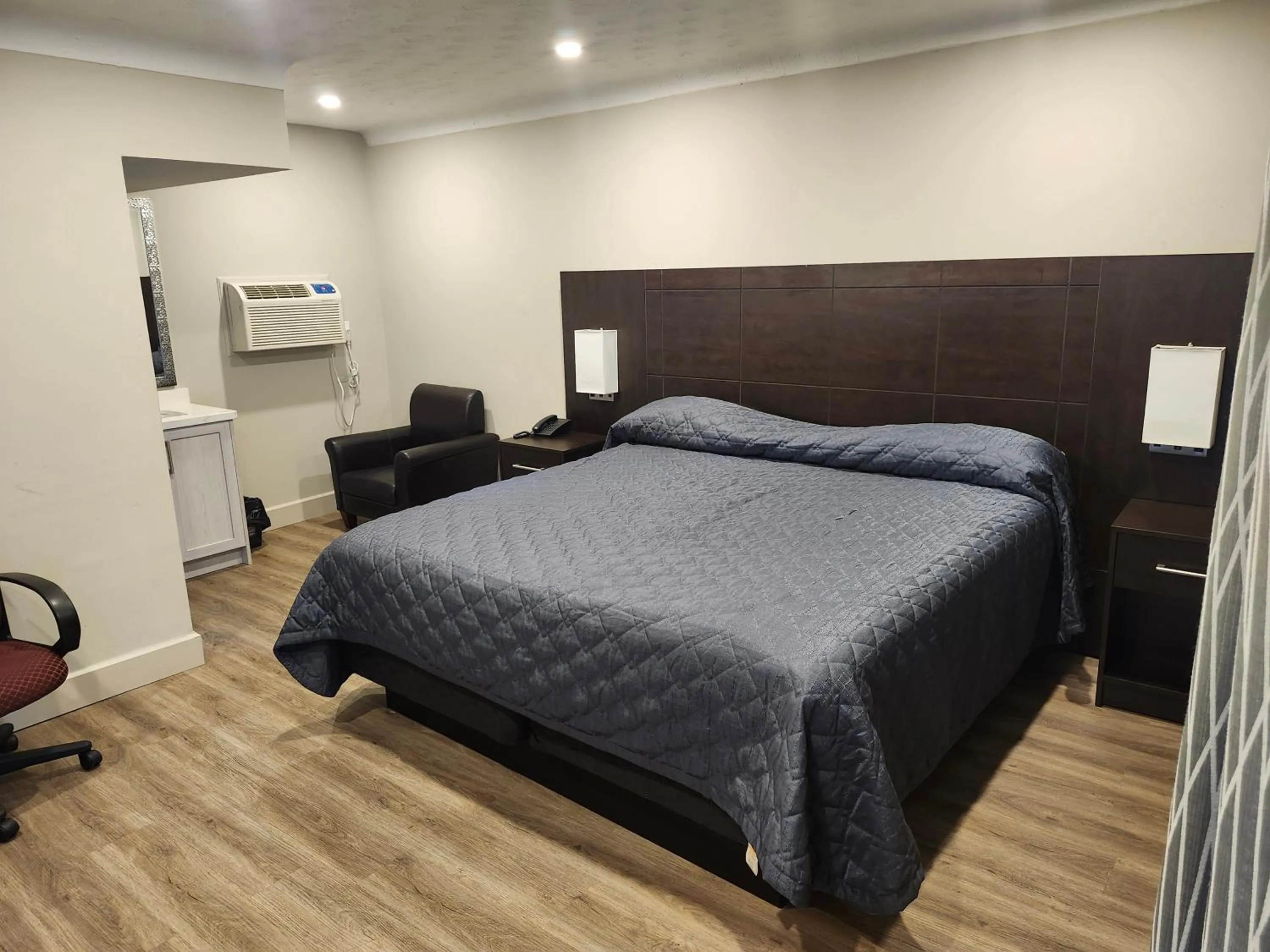 Bed in Fairway Inn & Suites
