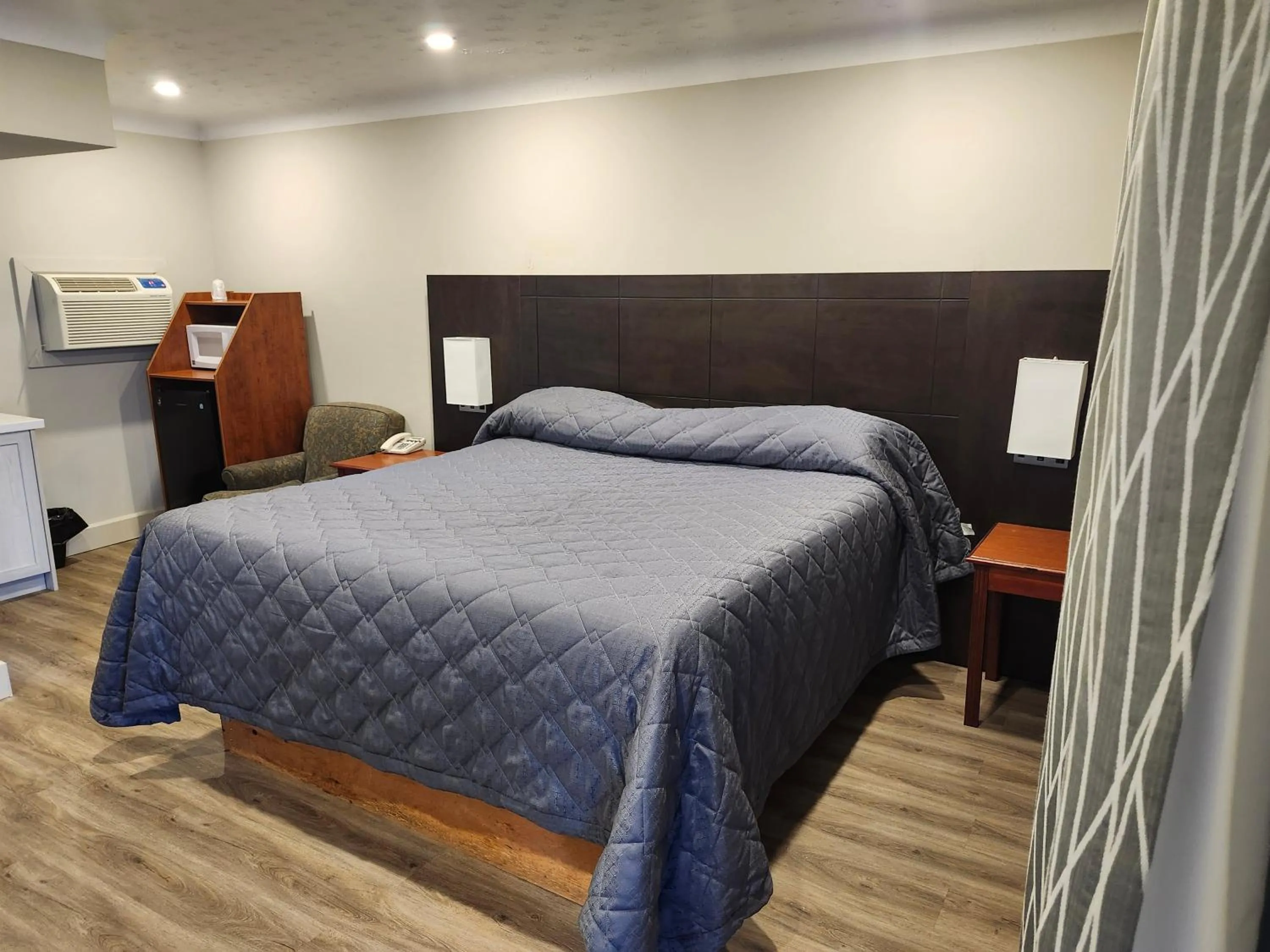 Bed in Fairway Inn & Suites