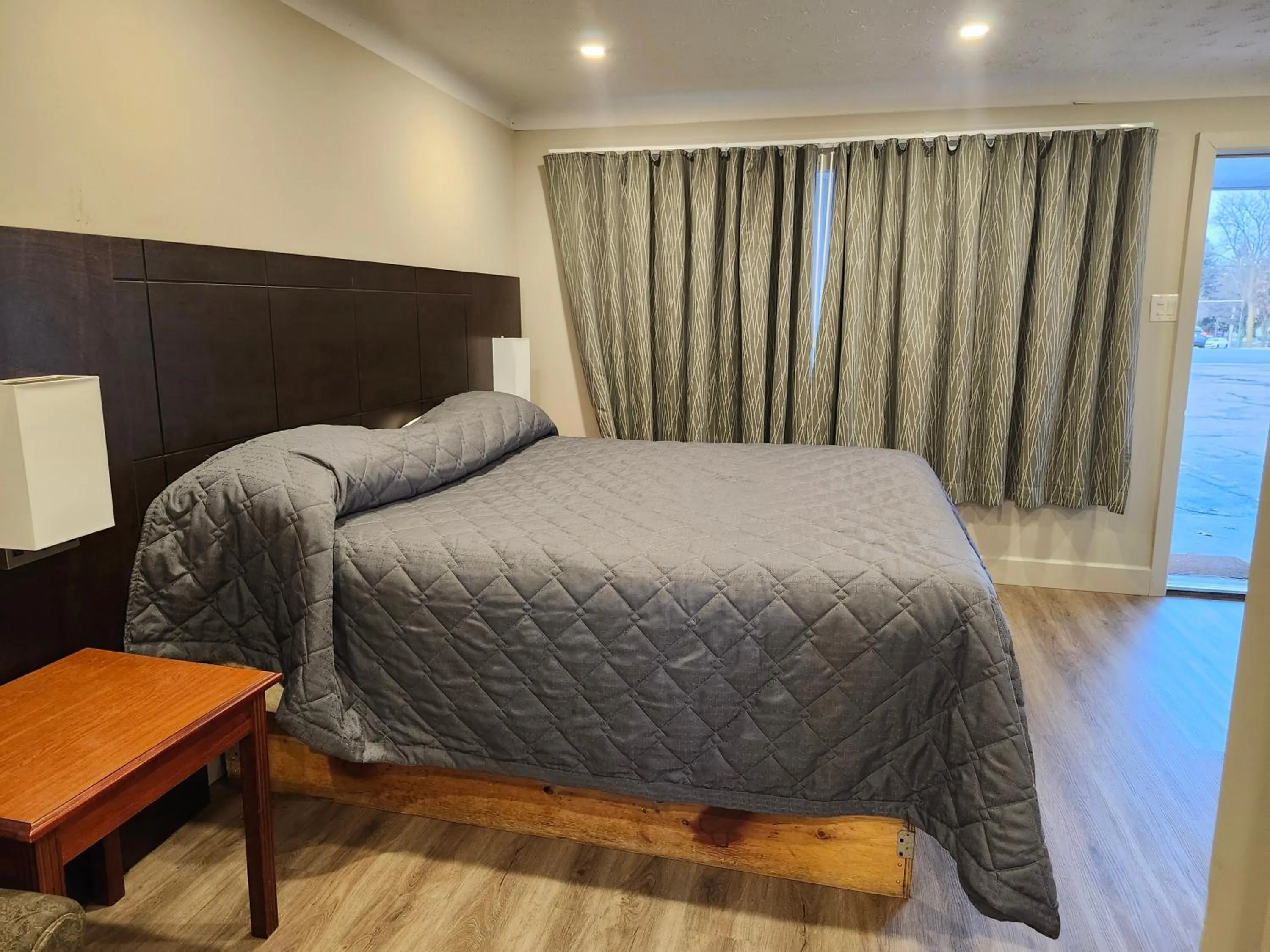 Bed in Fairway Inn & Suites