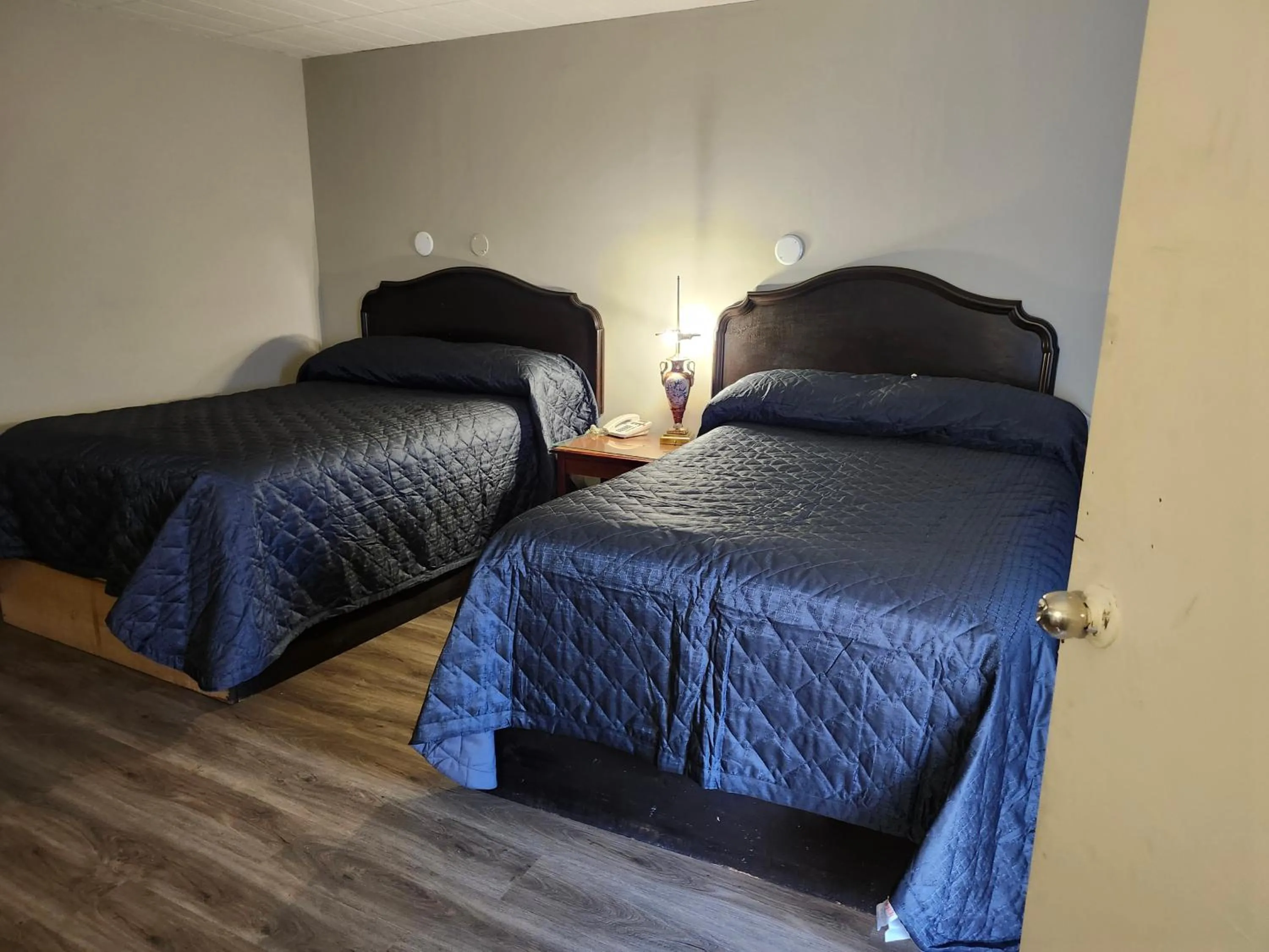 Bed in Fairway Inn & Suites