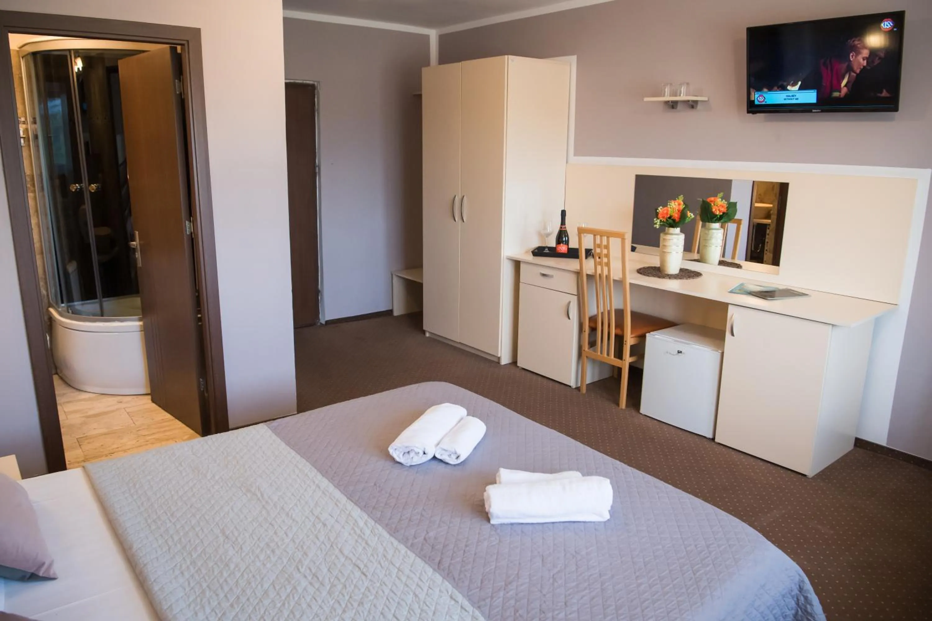 Bed in MBI Travel Inn