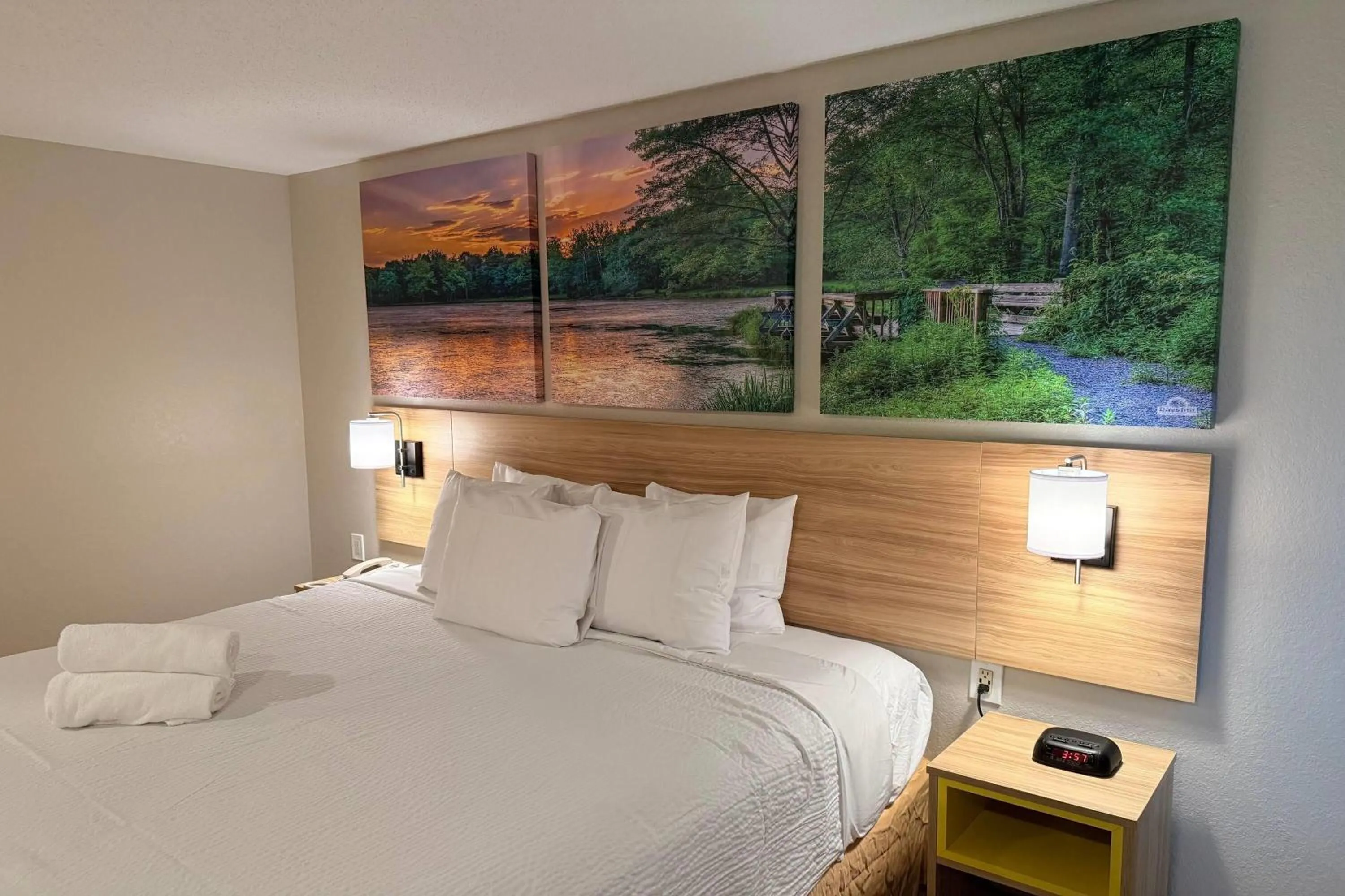 Photo of the whole room, Bed in Days Inn by Wyndham Torrington