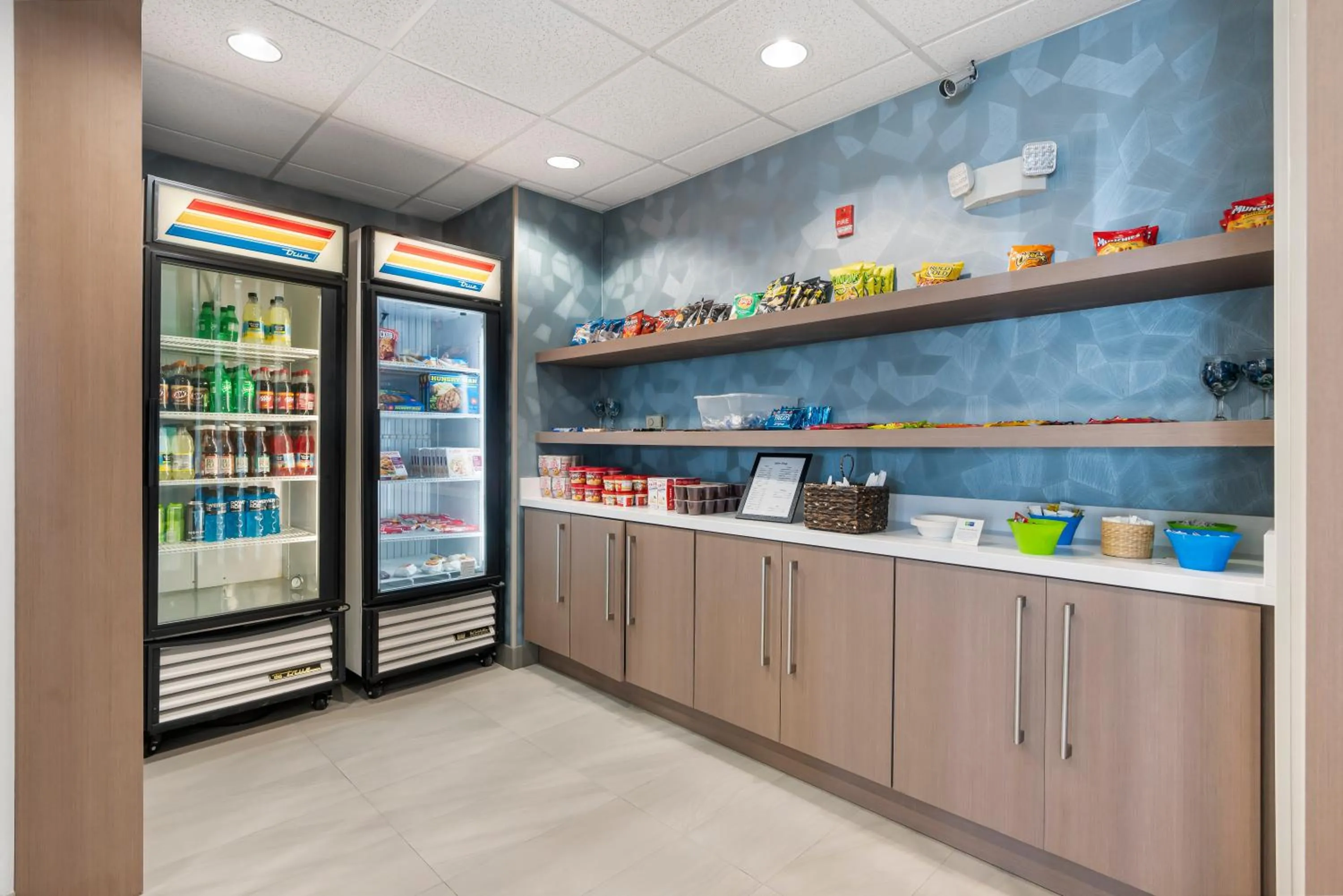 Supermarket/grocery shop in Holiday Inn Express Peru-Lasalle Area by IHG