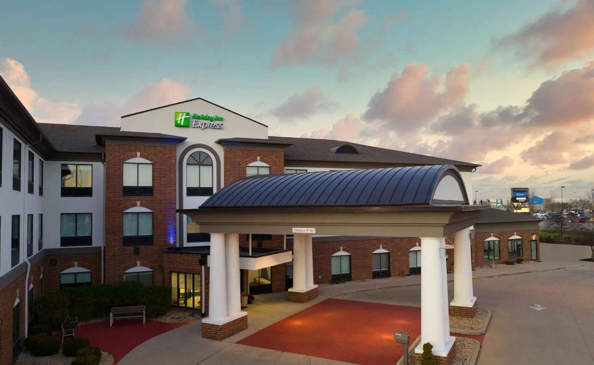 Property building in Holiday Inn Express Peru-Lasalle Area by IHG