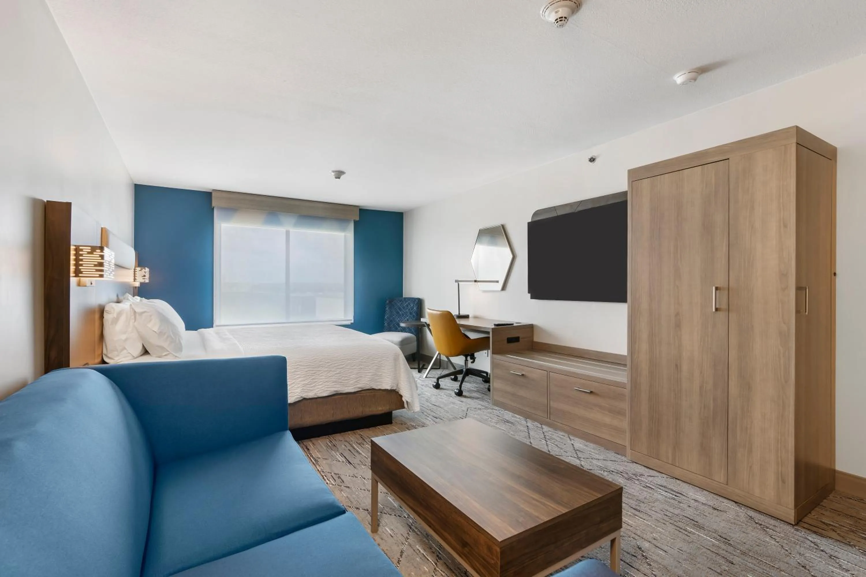 Photo of the whole room, Bed in Holiday Inn Express Peru-Lasalle Area by IHG