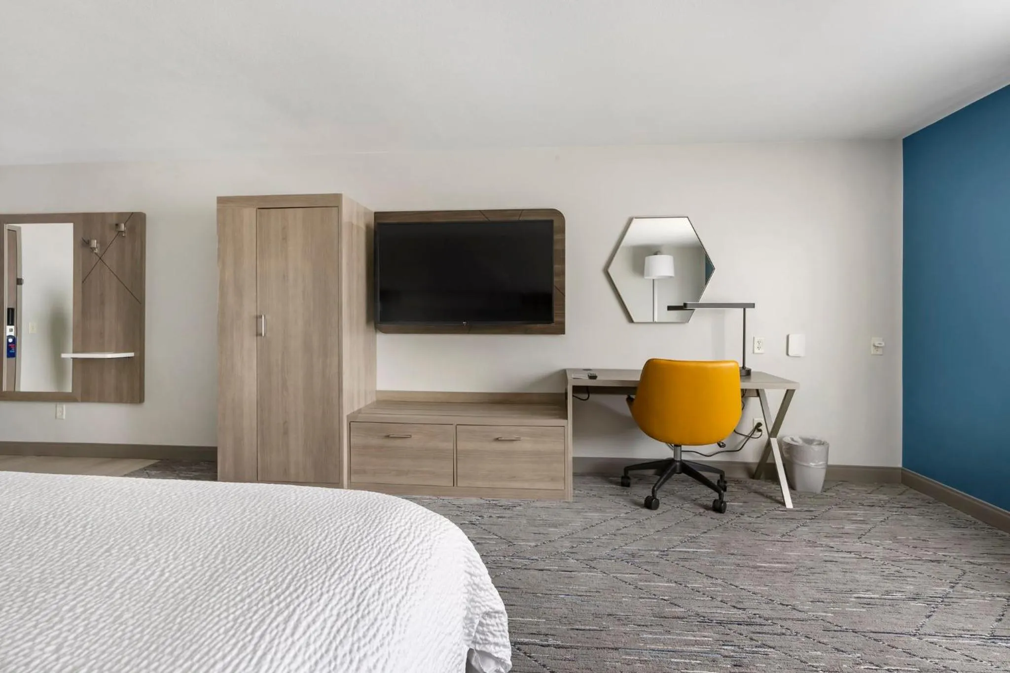 Photo of the whole room, Bed in Holiday Inn Express Peru-Lasalle Area by IHG