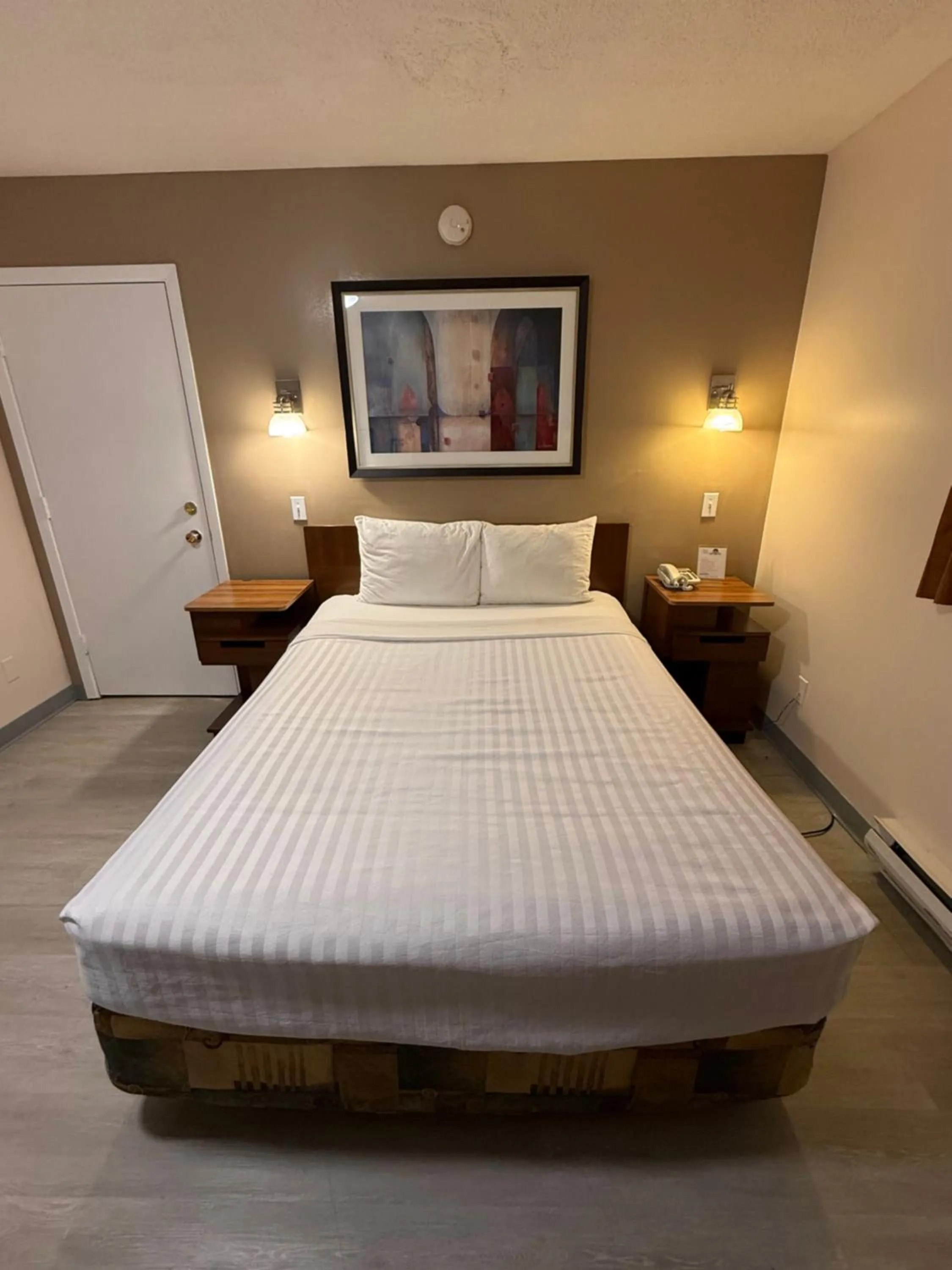Bed in Canadas Best Value Inn Kelowna