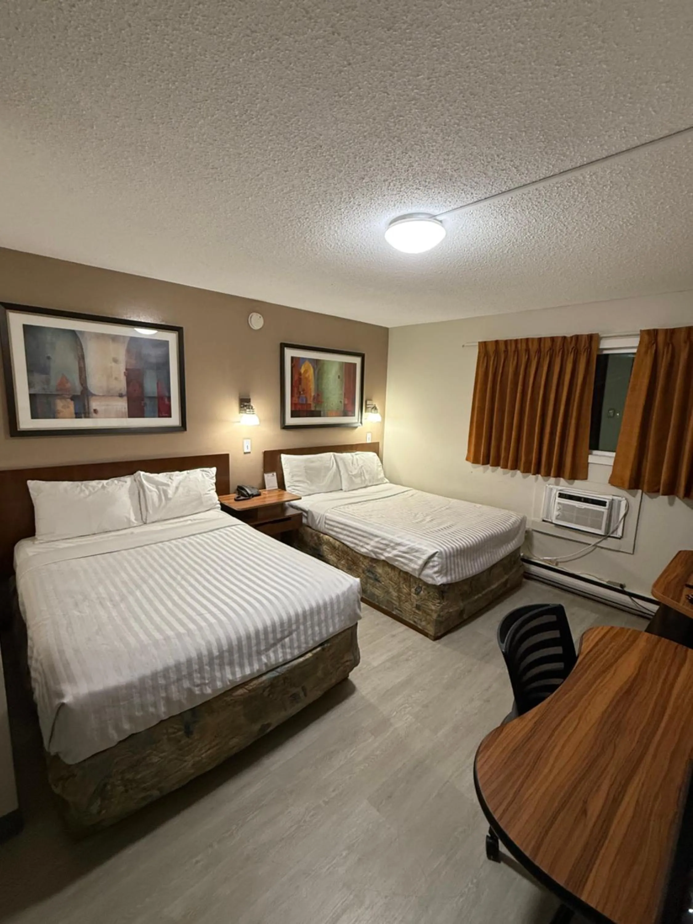 Bed in Canadas Best Value Inn Kelowna