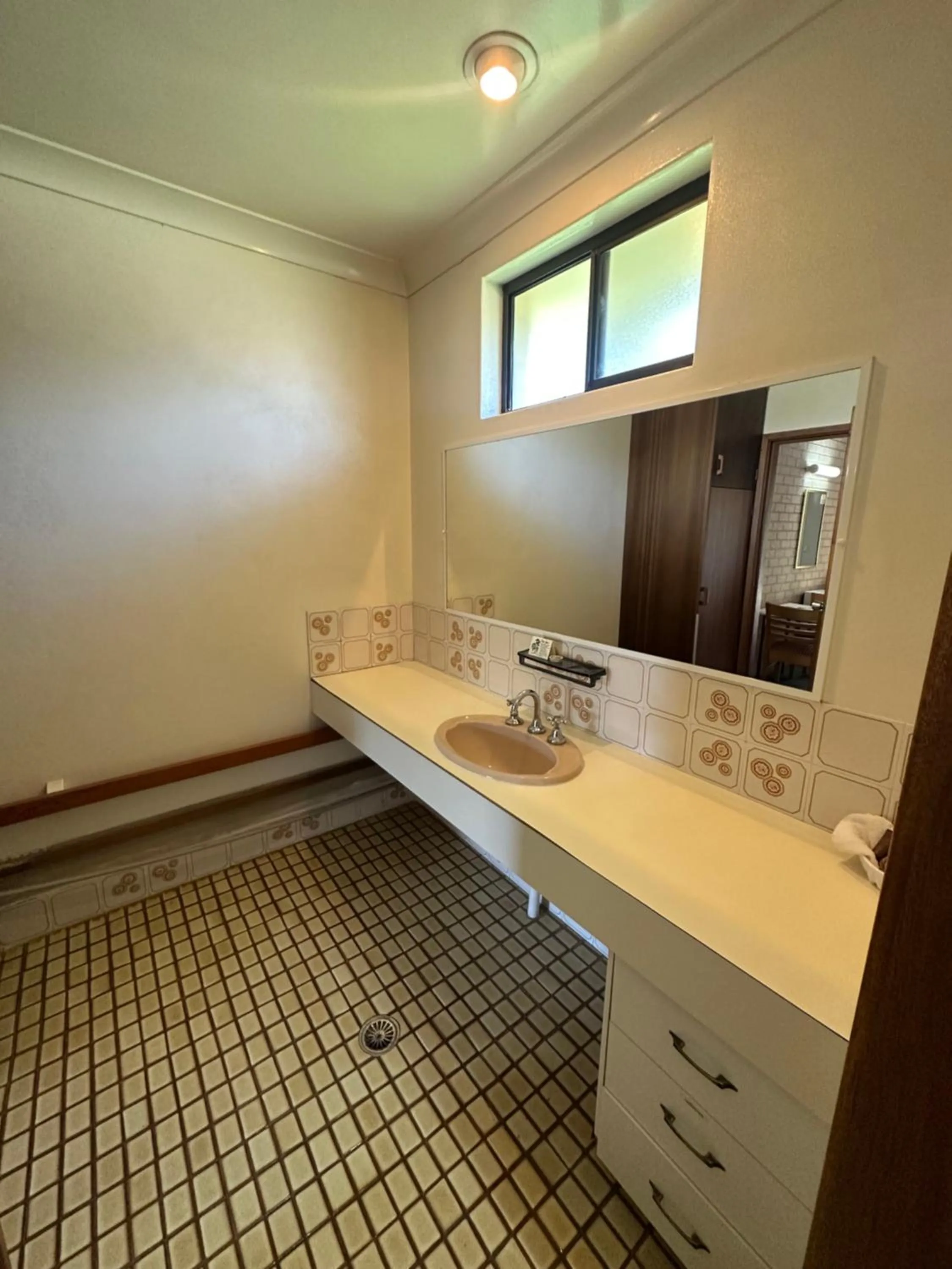 Bathroom in The Aston Motel Tamworth