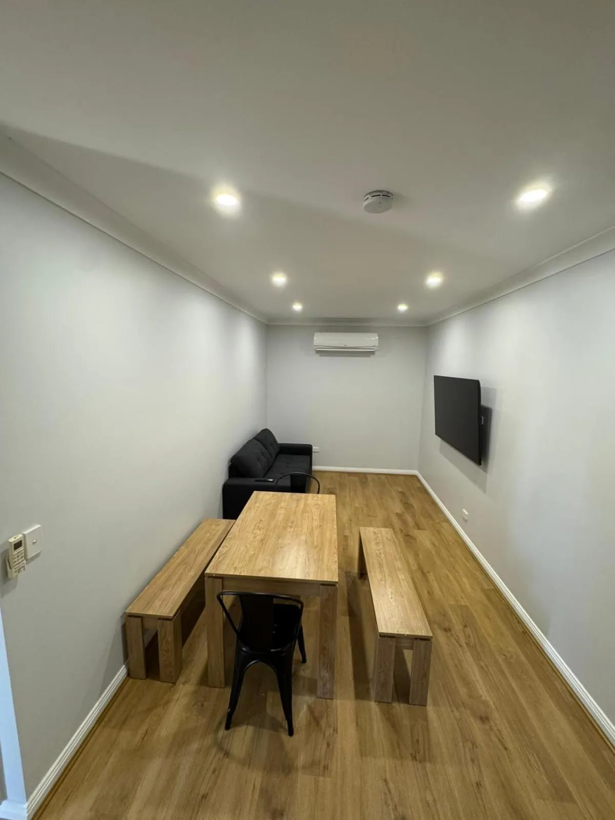 Communal lounge/ TV room in The Aston Motel Tamworth