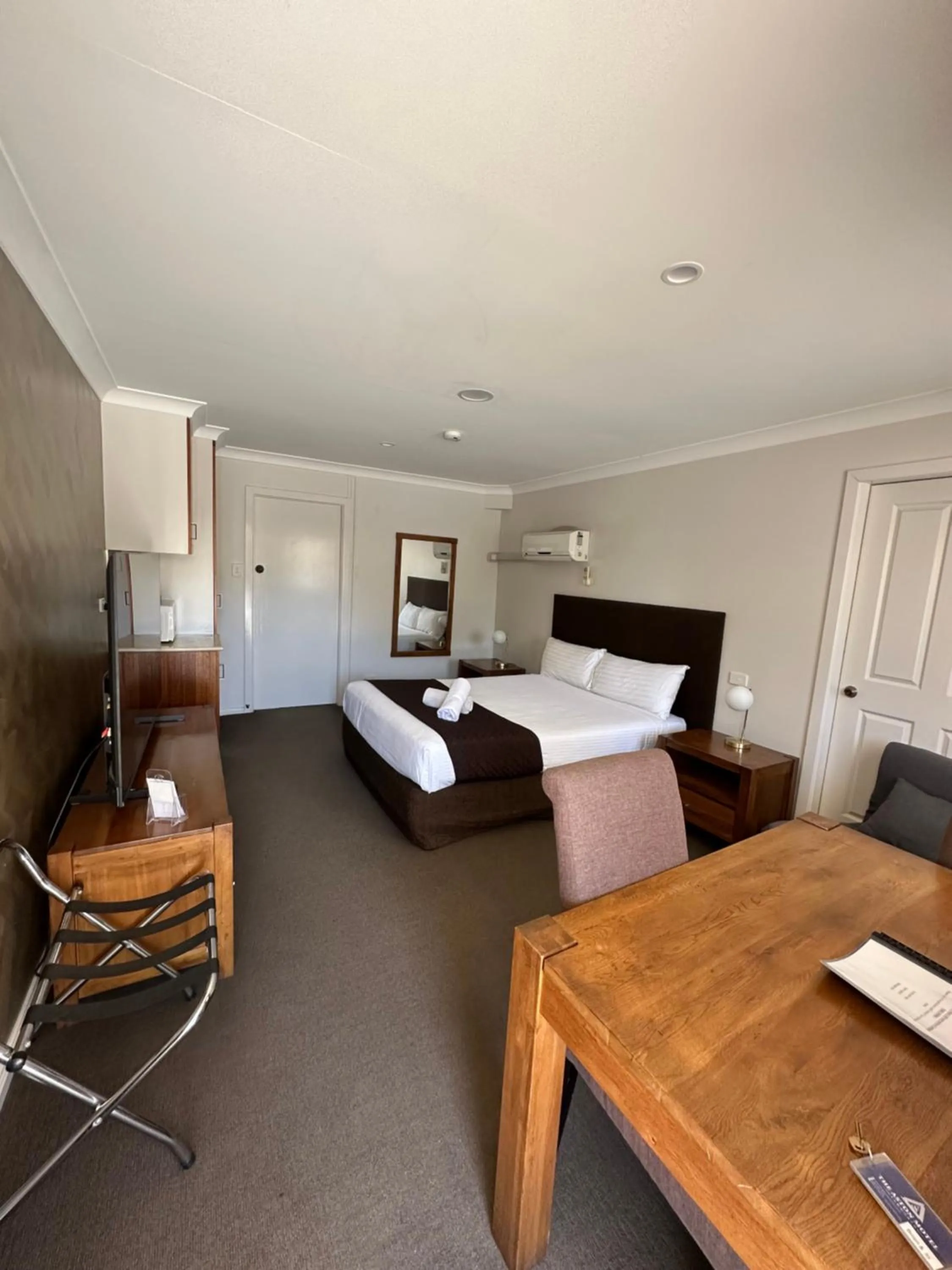 Bedroom, Bed in The Aston Motel Tamworth