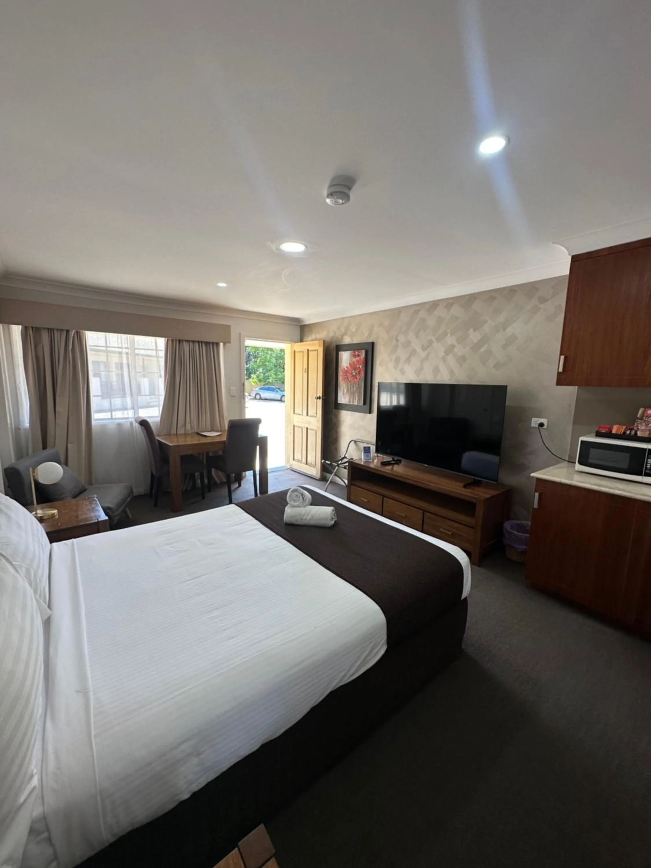 Bedroom, Bed in The Aston Motel Tamworth