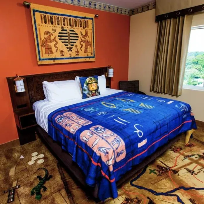 Bed in LEGOLAND California Hotel and Castle Hotel