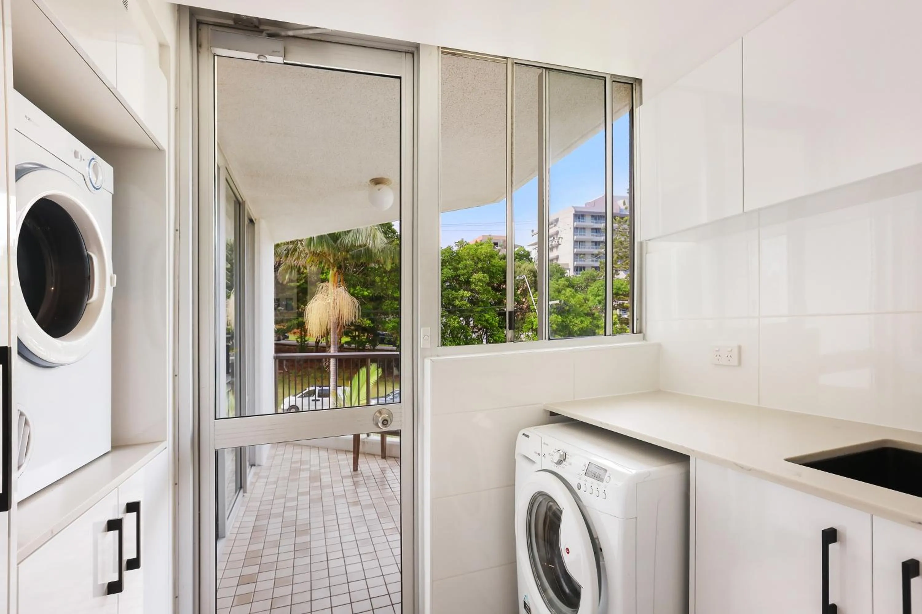 washing machine in Rainbow Commodore Coolangatta