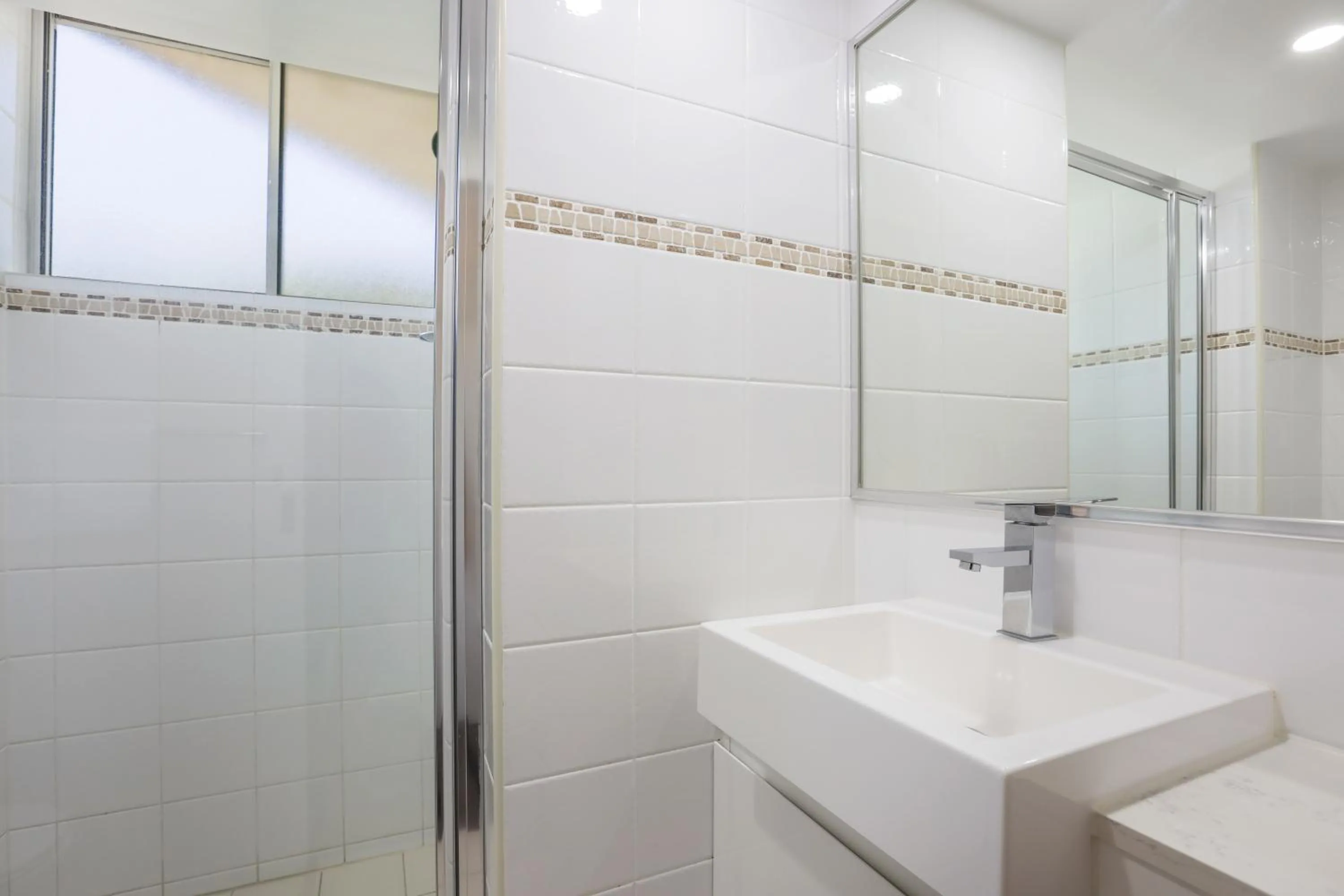 Shower in Rainbow Commodore Coolangatta