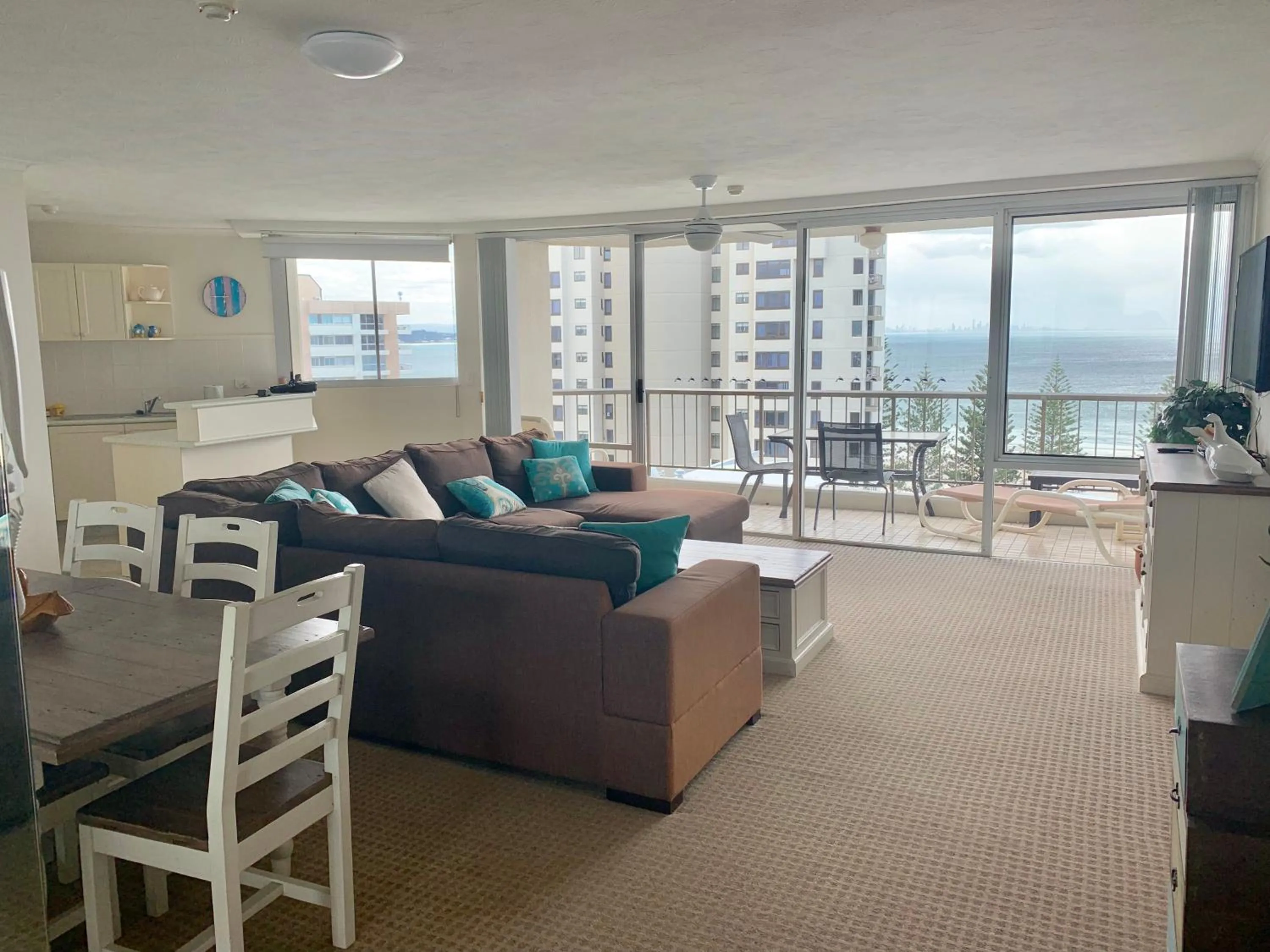 Kitchen or kitchenette in Rainbow Commodore Coolangatta