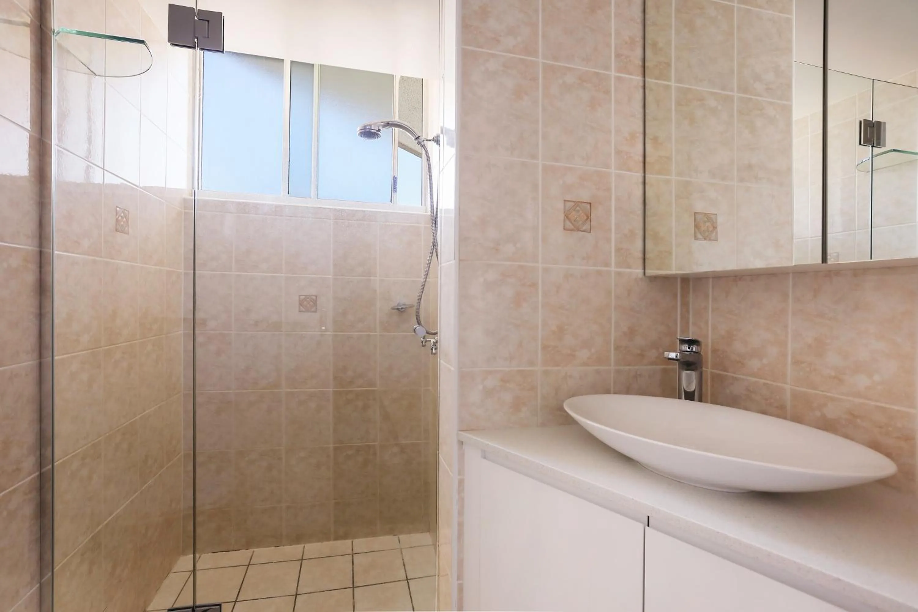 Shower in Rainbow Commodore Coolangatta