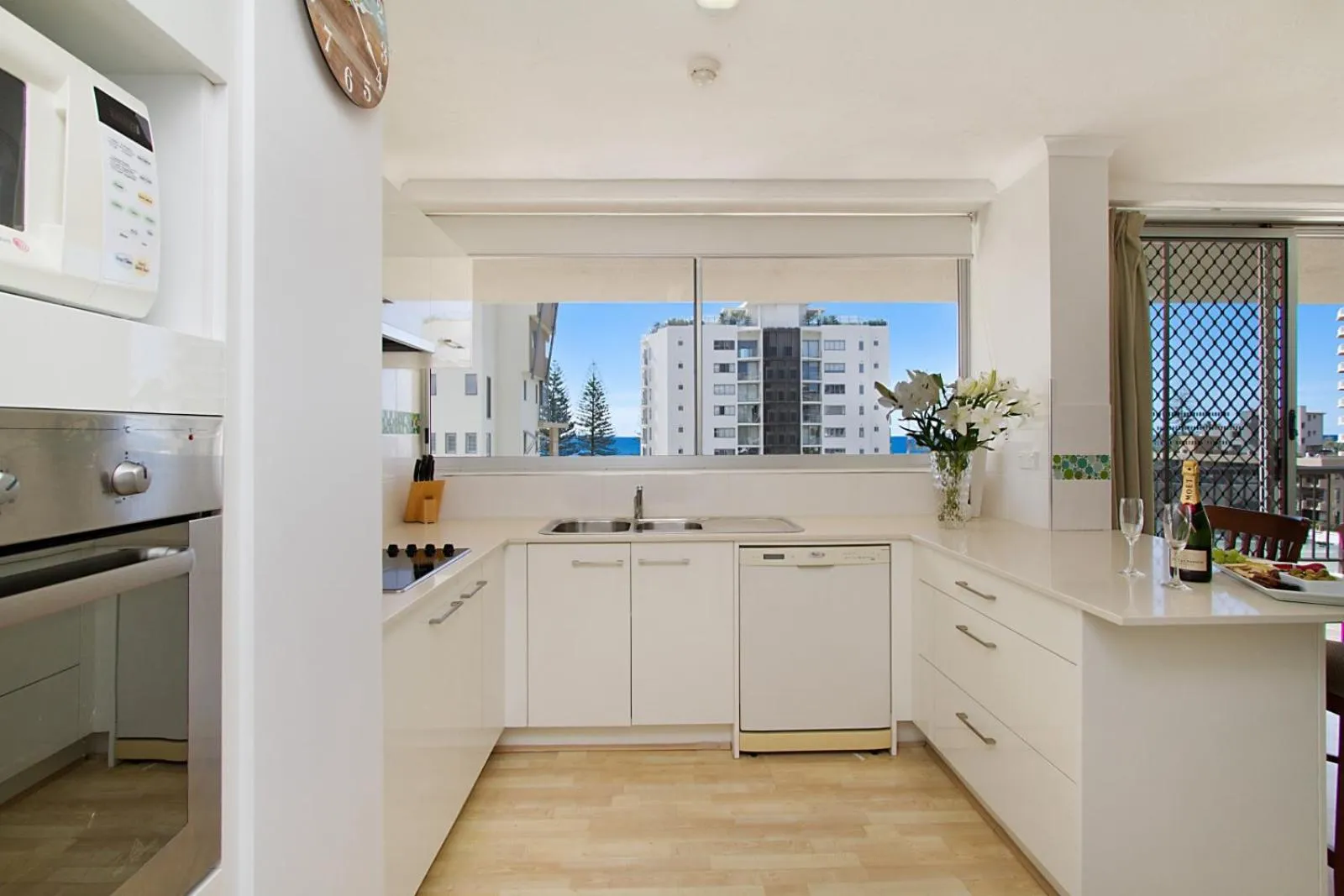 Kitchen or kitchenette in Rainbow Commodore Coolangatta