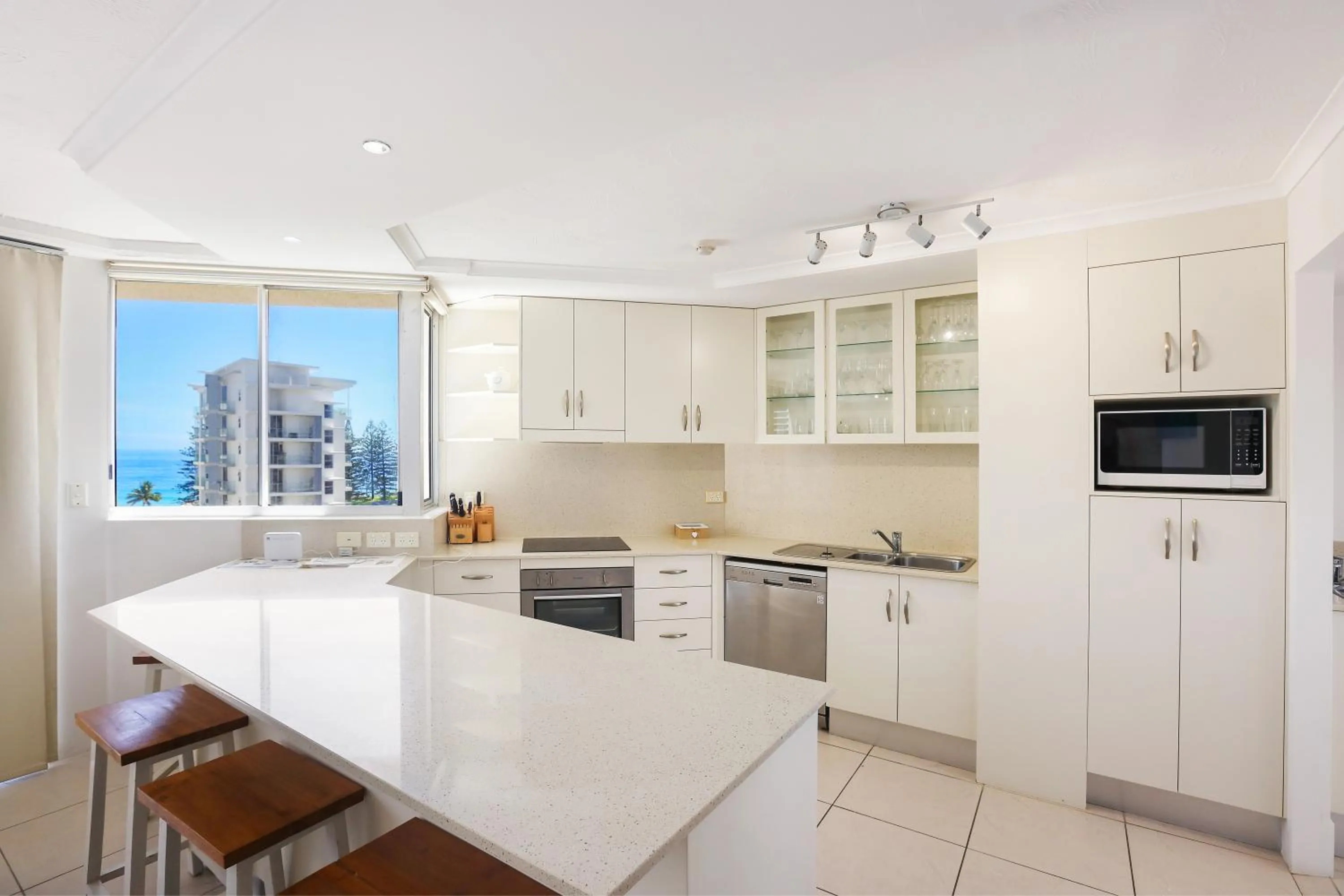 Kitchen or kitchenette in Rainbow Commodore Coolangatta