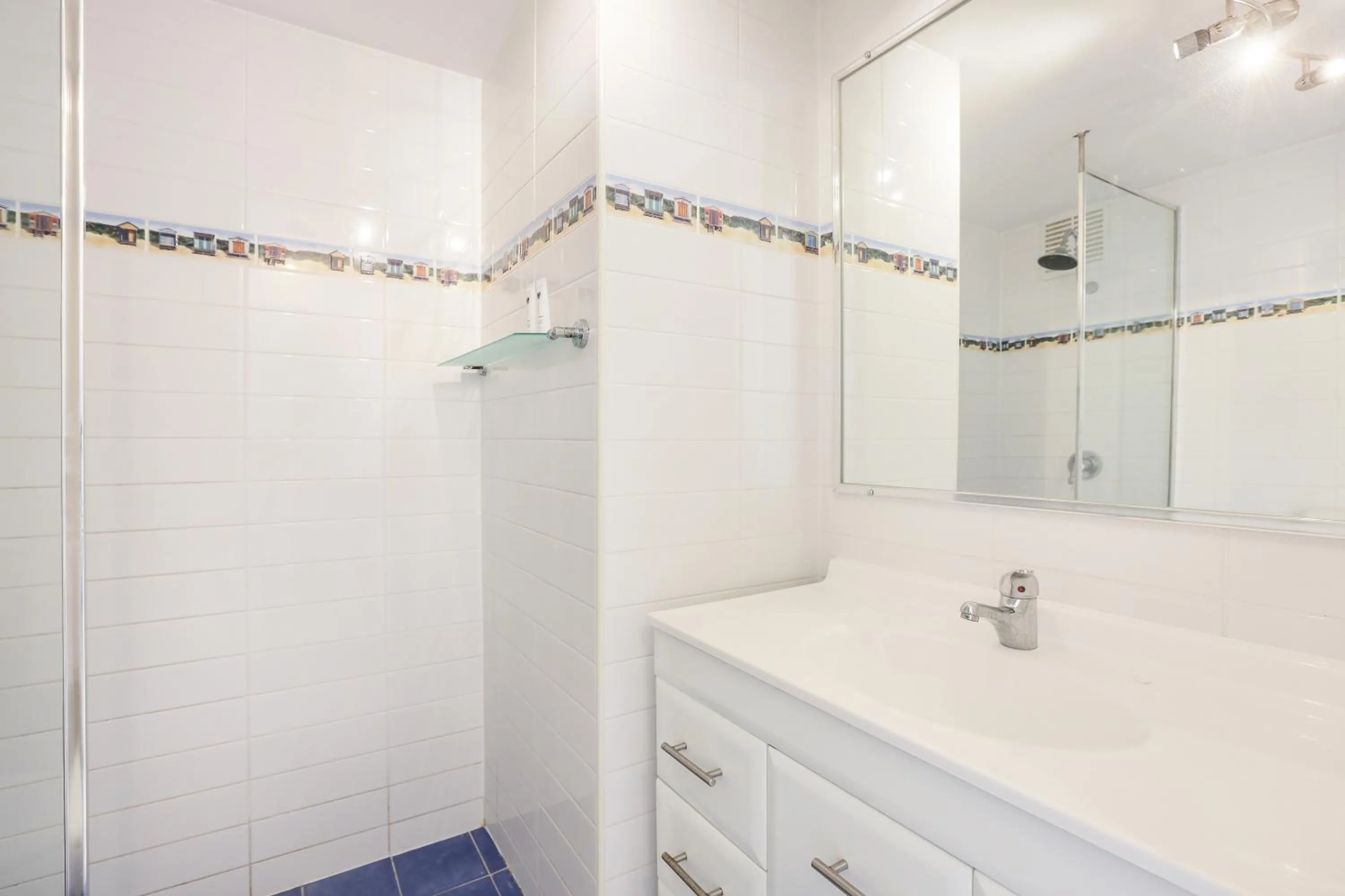 Shower in Rainbow Commodore Coolangatta