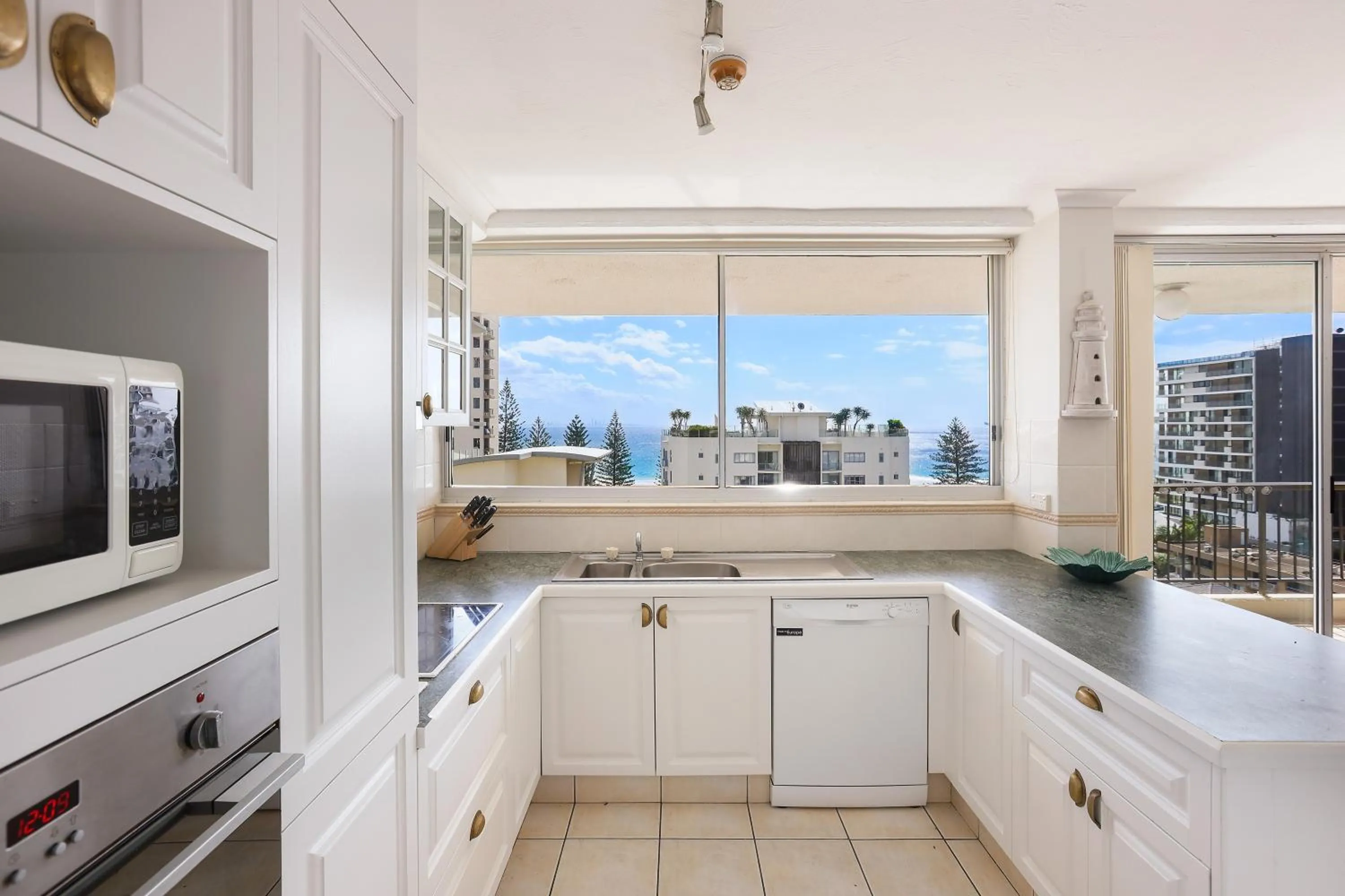 Kitchen or kitchenette in Rainbow Commodore Coolangatta