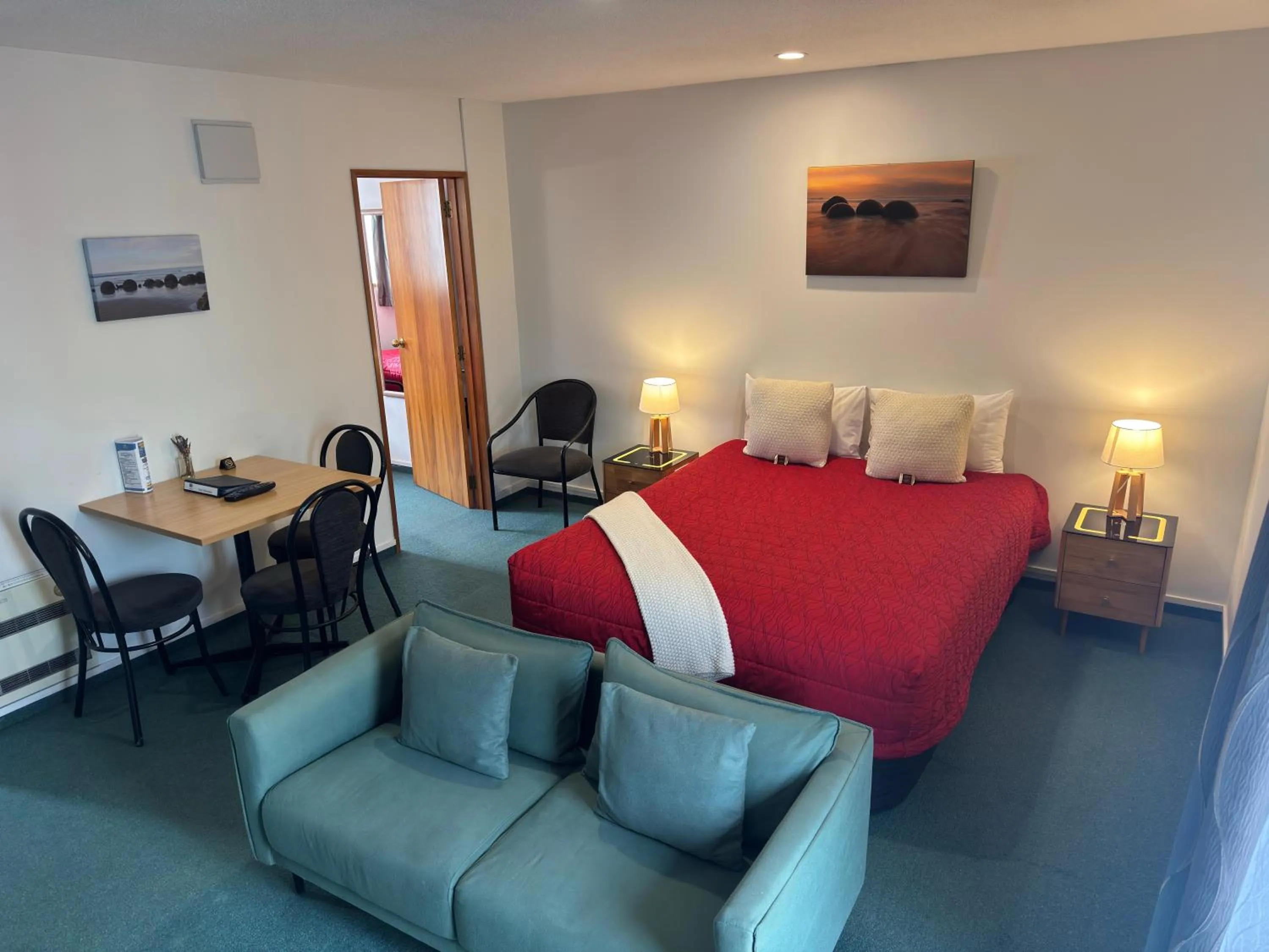 Living room, Bed in ASURE Ambassador Motor Lodge