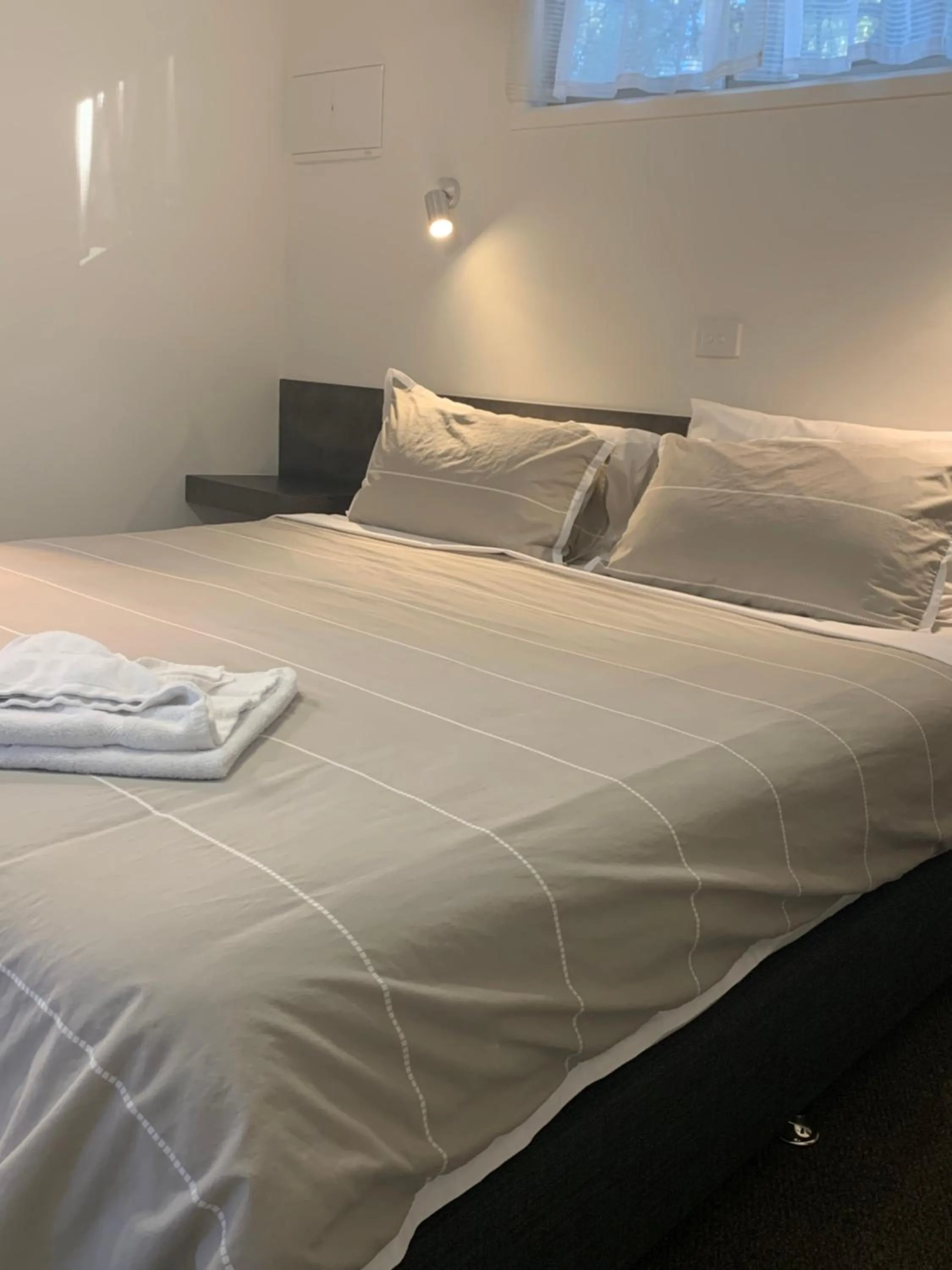 Restaurant/places to eat, Bed in BIG4 Seymour Holiday Park