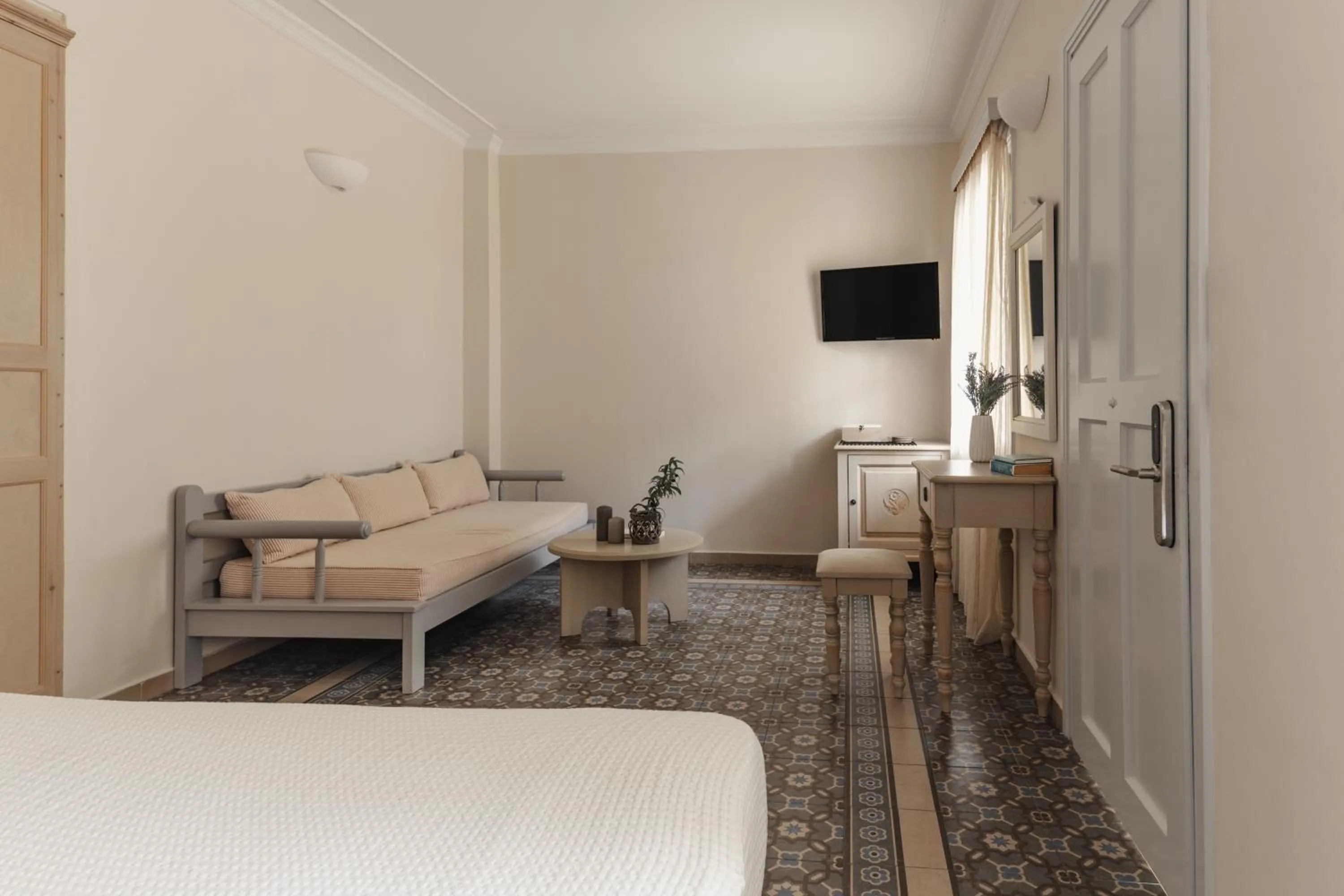 Seating area, Bed in Red Tower Hotel