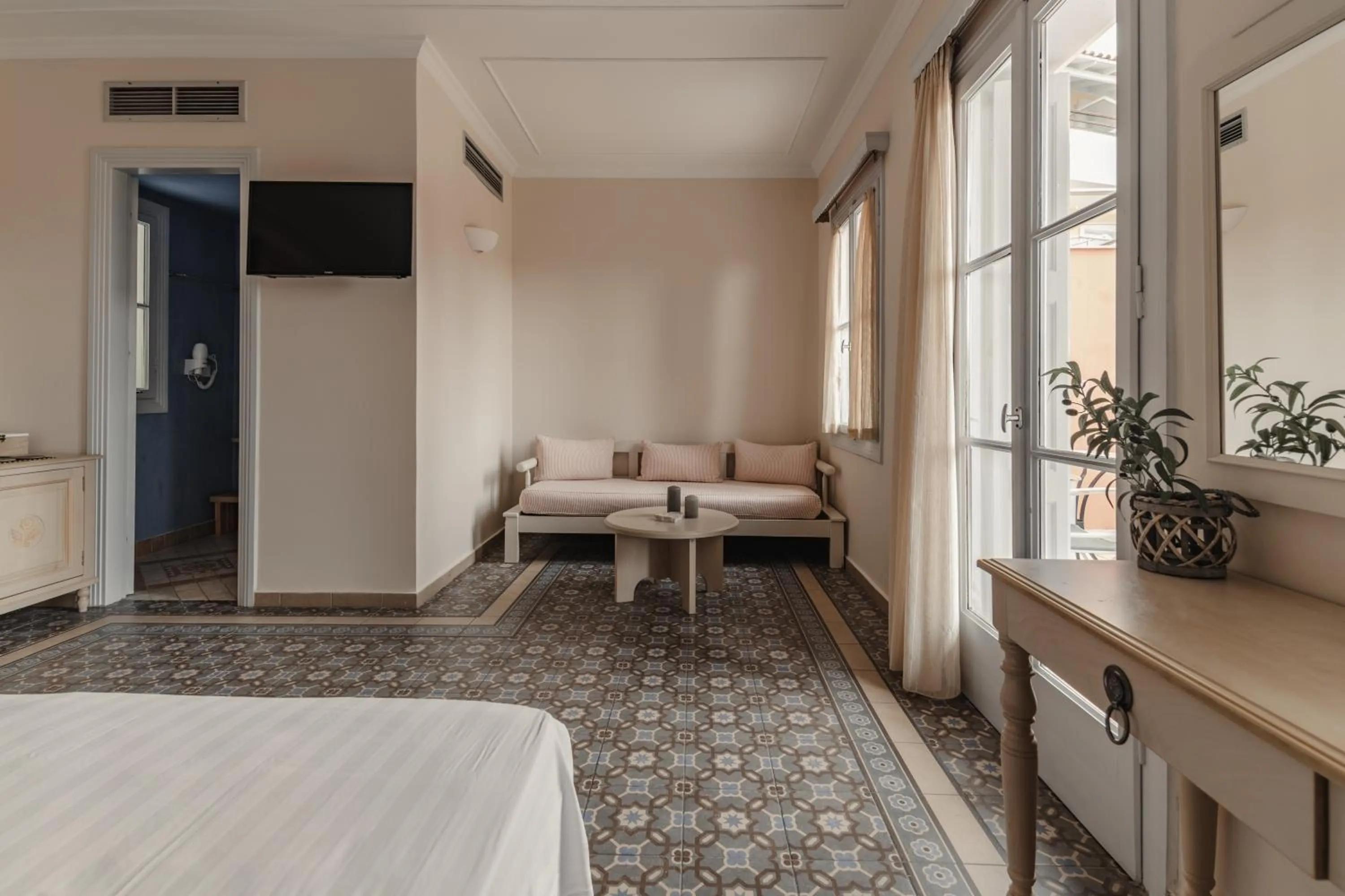 TV and multimedia, Bed in Red Tower Hotel