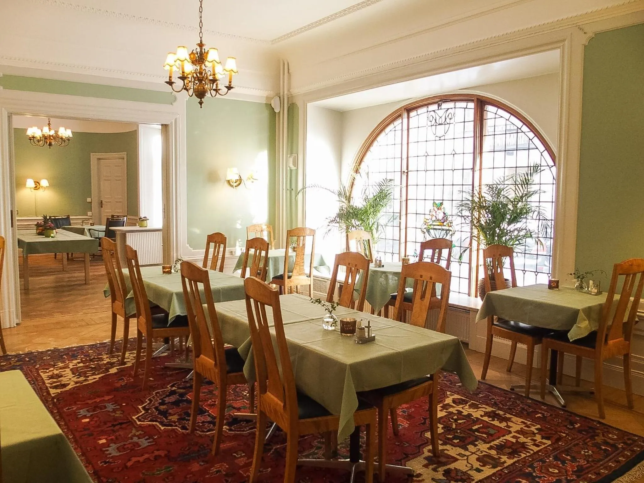 Restaurant/places to eat in Hotel Esplanade, BW Signature Collection