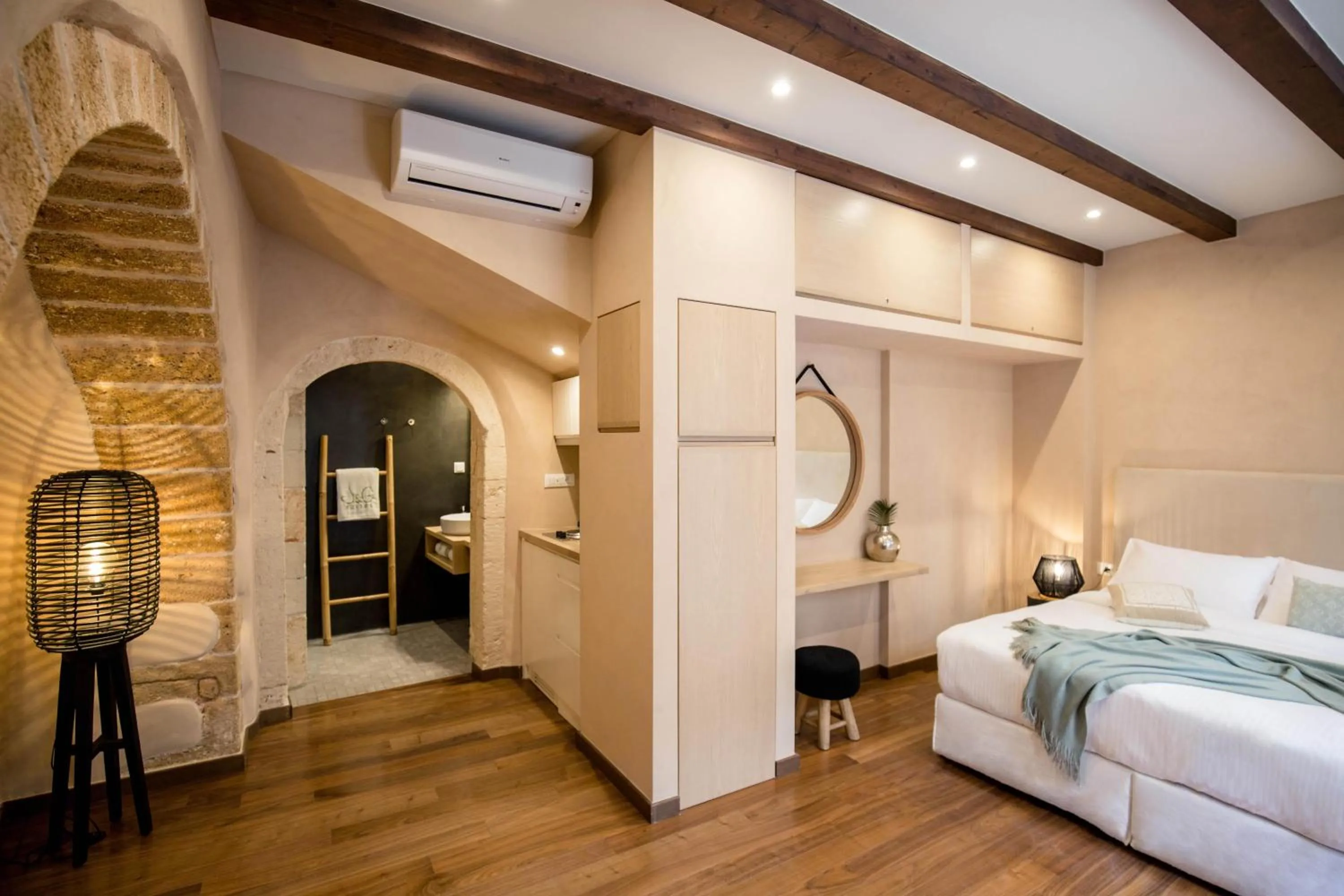 Bathroom, Bed in J&G Suites