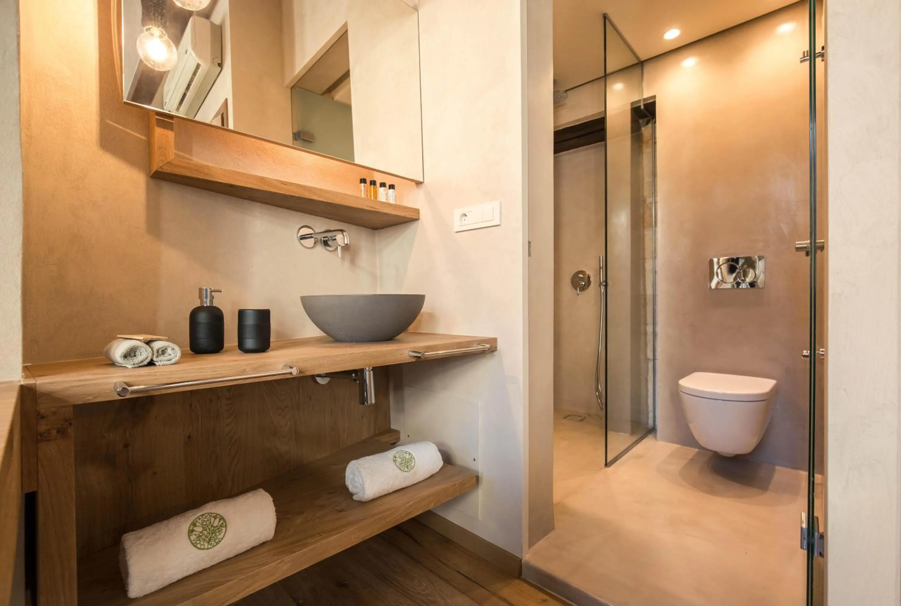 Bathroom in J&G Suites