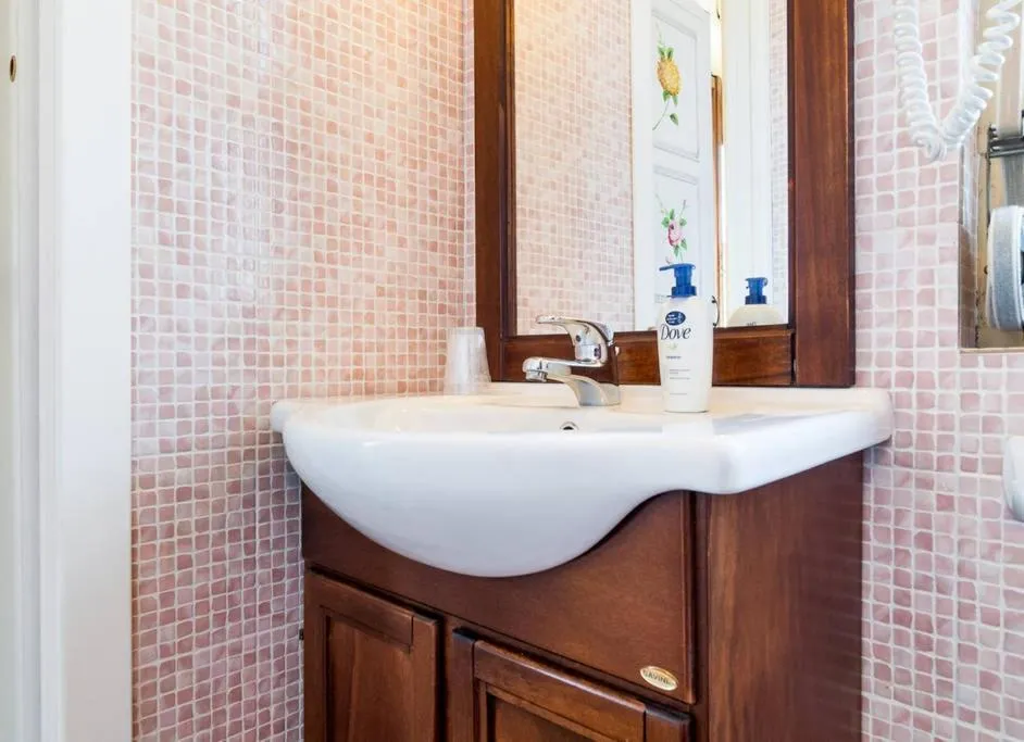 Bathroom in B&B VILLA ADRIANA Varese - camere e appartamenti