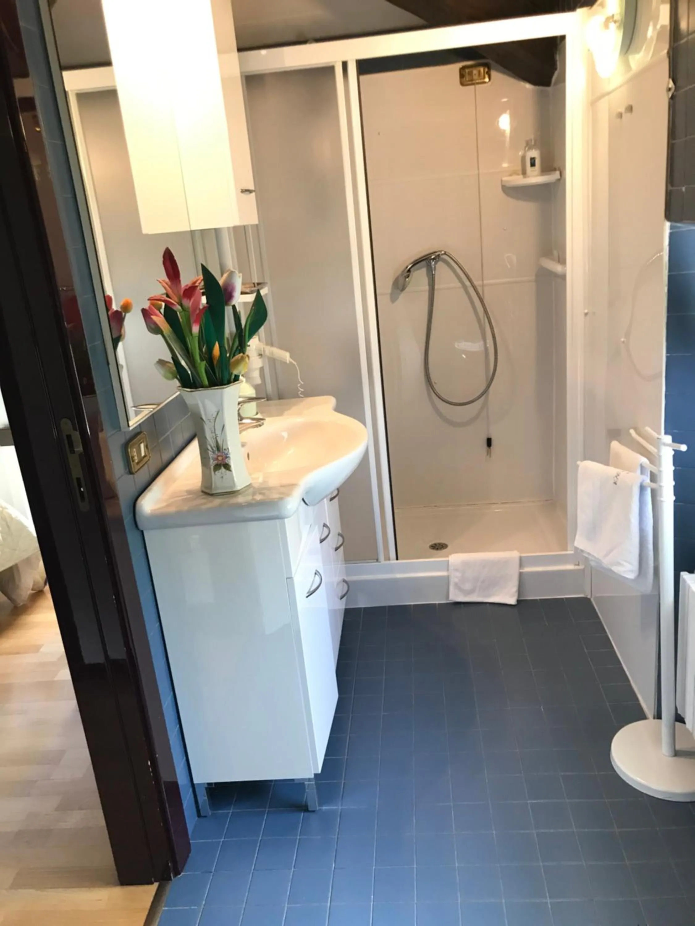 Bathroom in B&B VILLA ADRIANA Varese - camere e appartamenti