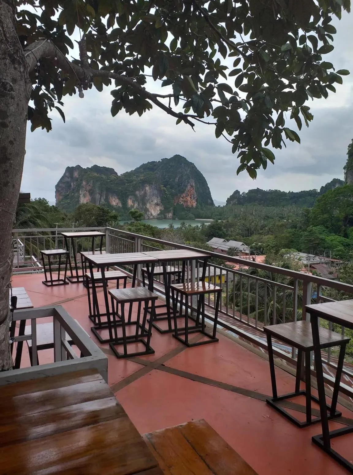 Restaurant/places to eat in Railay Hilltop