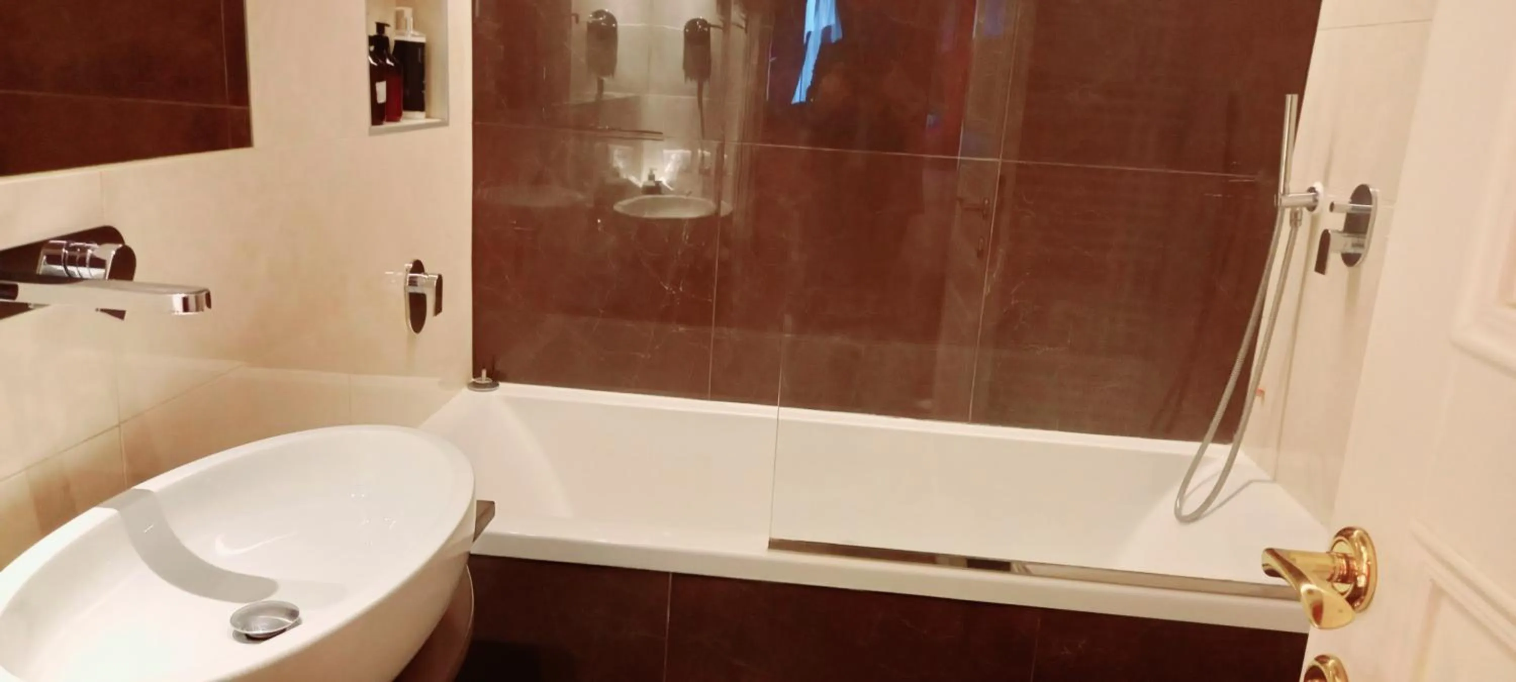 Shower in Palazzo Caruso