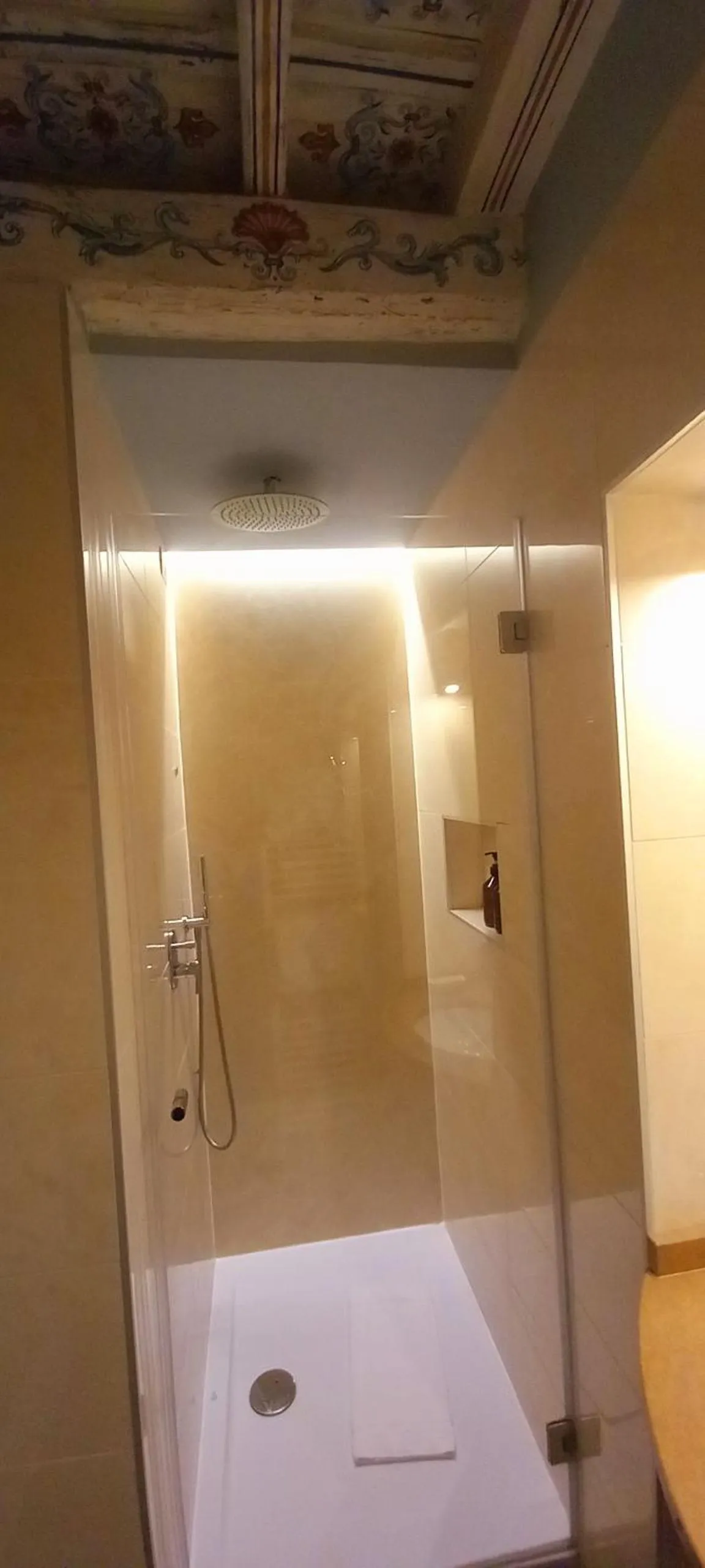 Shower in Palazzo Caruso