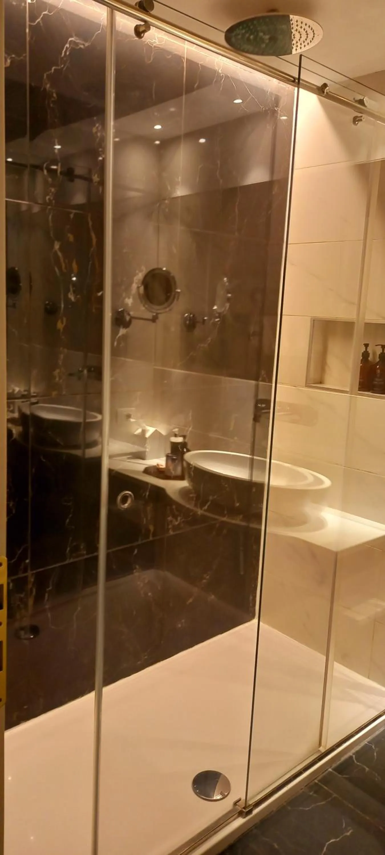 Shower in Palazzo Caruso