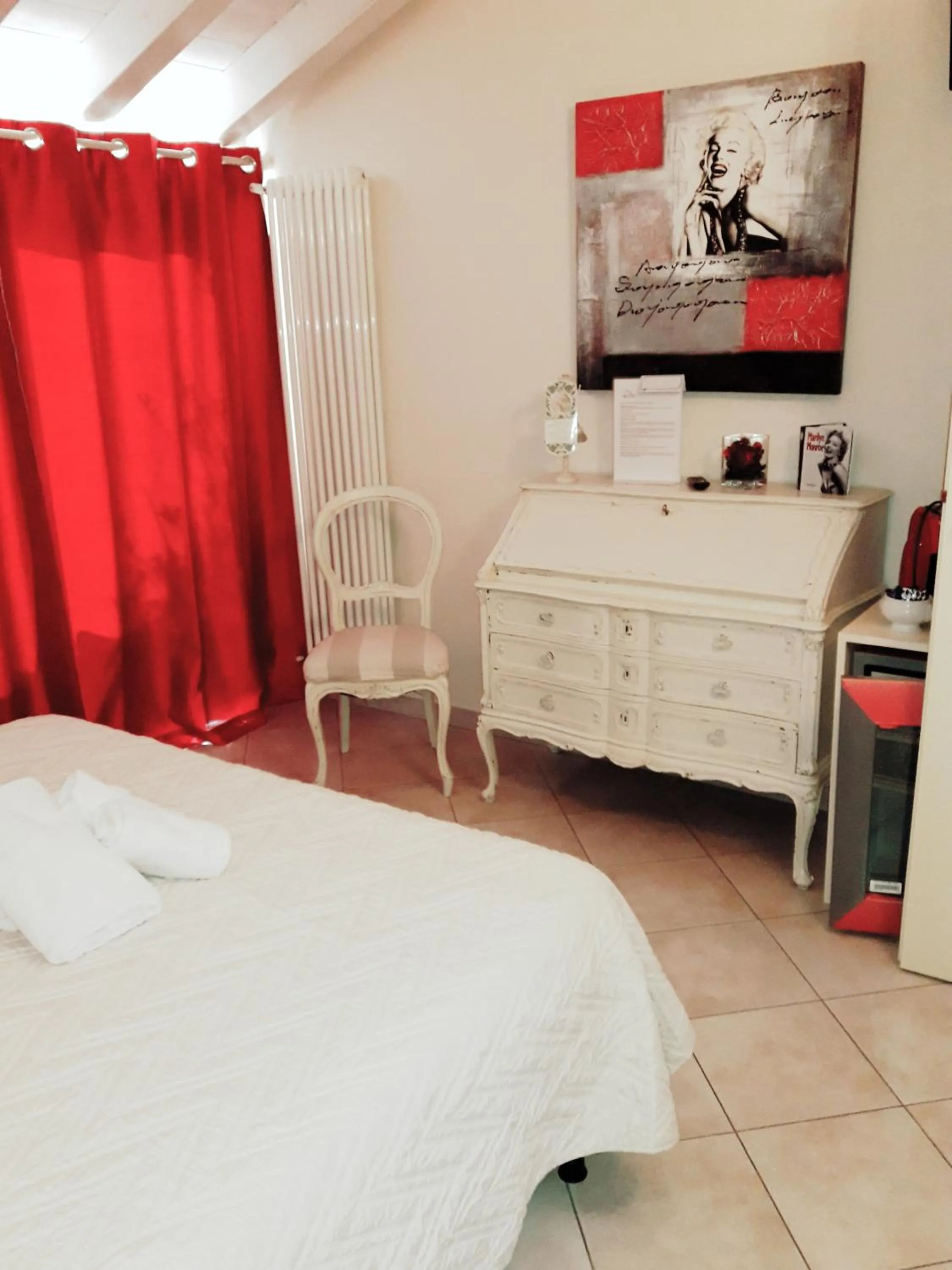 Photo of the whole room, Bed in Le Rêve - Lake view rooms