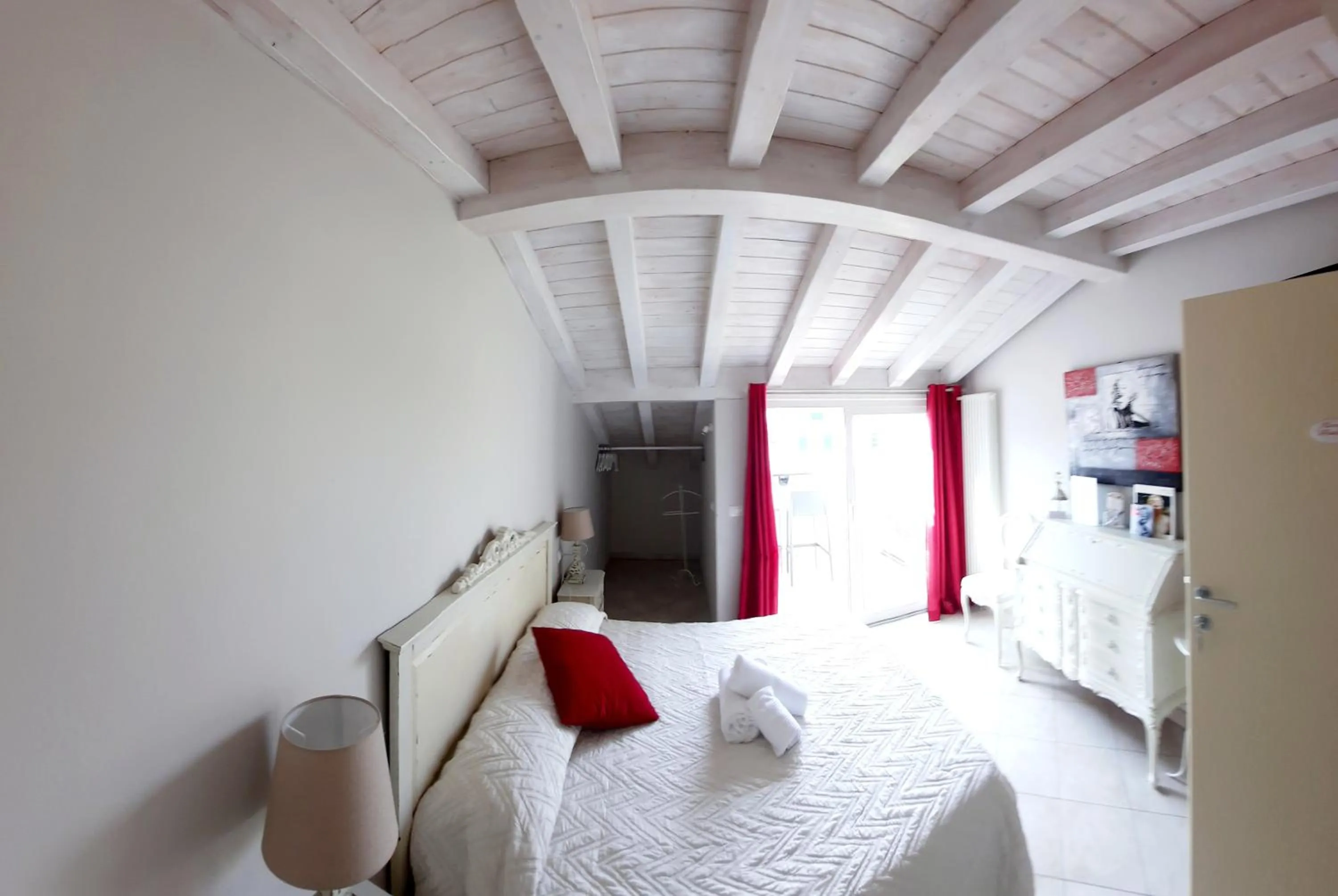 Photo of the whole room, Bed in Le Rêve - Lake view rooms