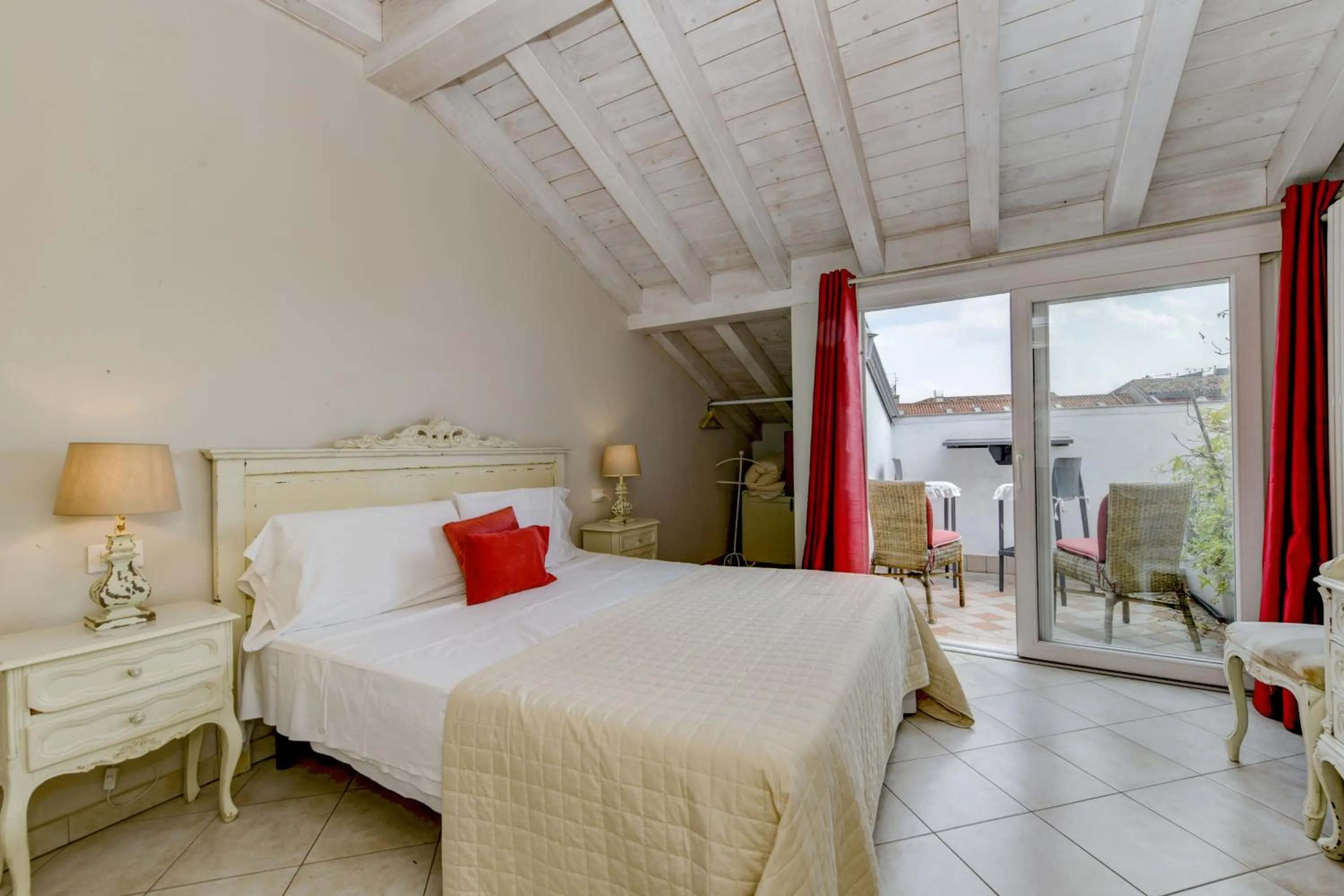 Bed in Le Rêve - Lake view rooms