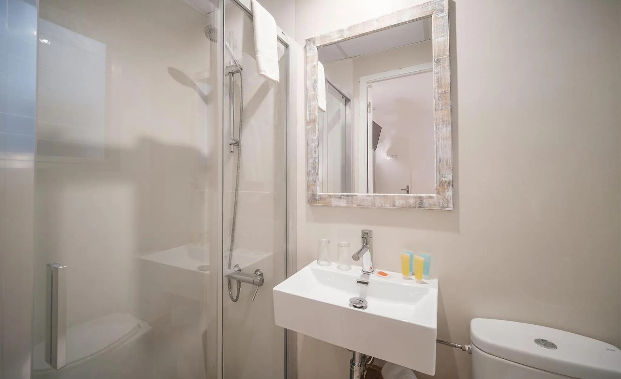 Bathroom in Hostal Menurka